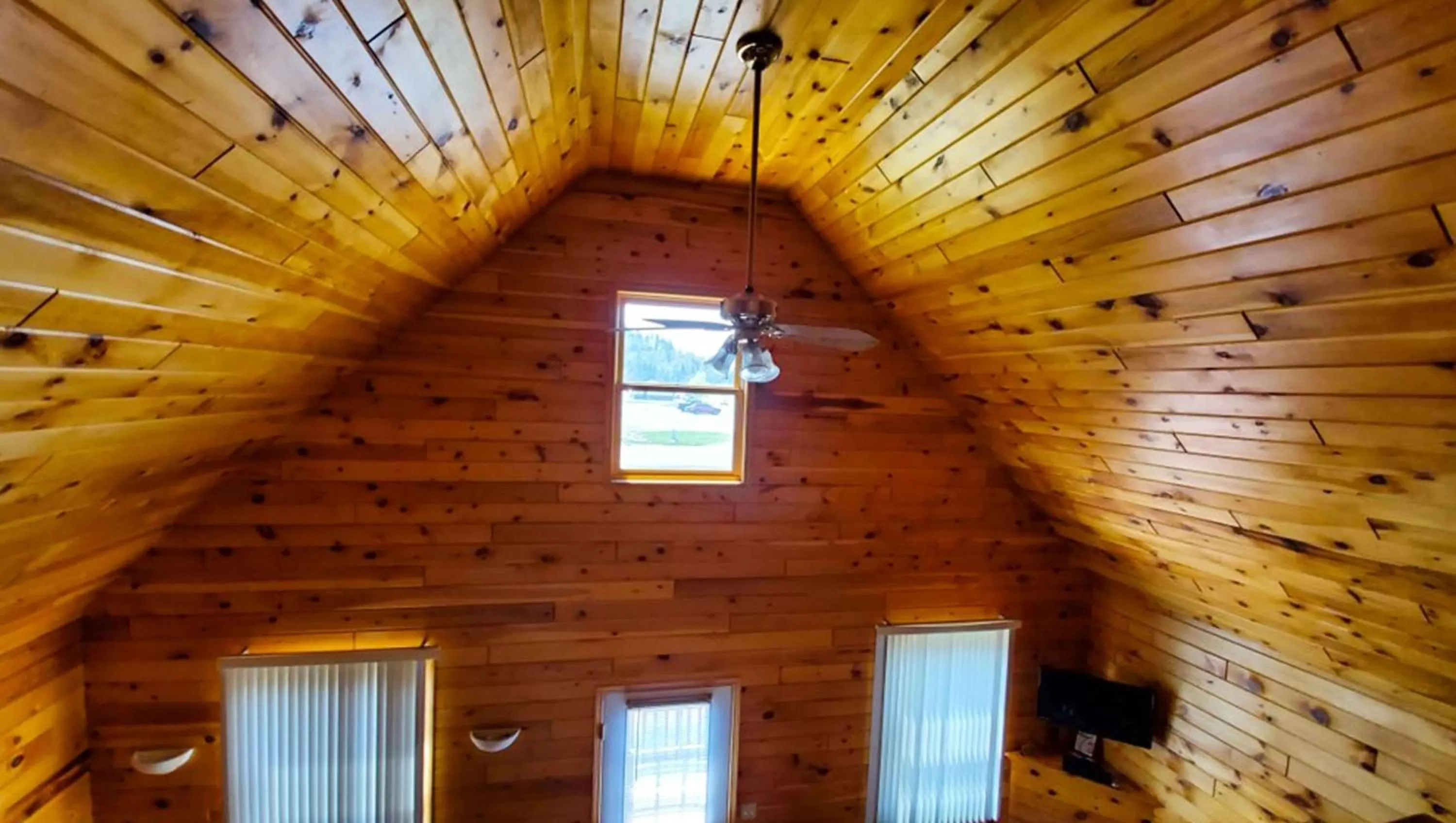 Photo of the whole room in Jasper Ridge Inn Ishpeming