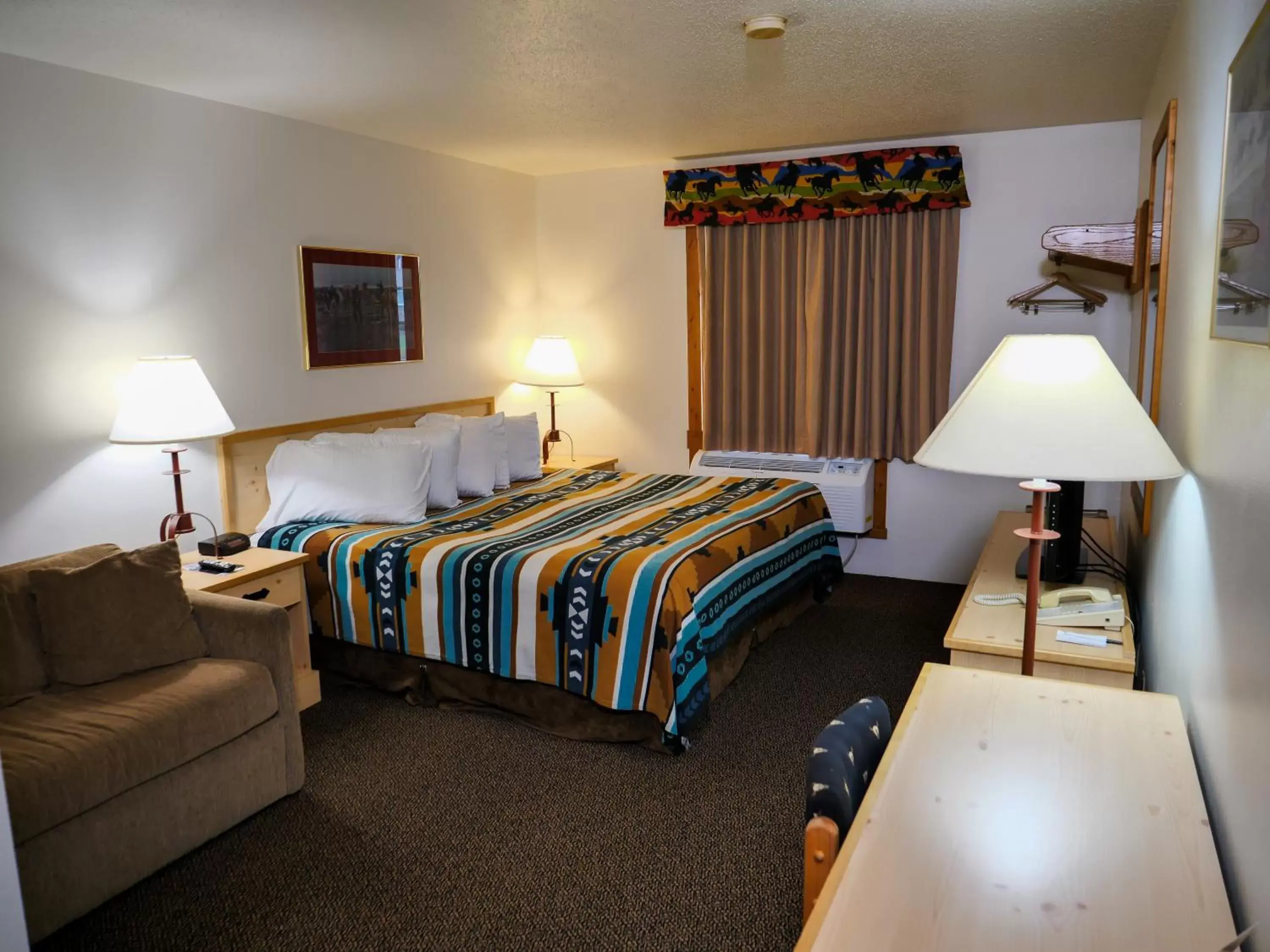 Photo of the whole room, Bed in Range Country Lodging