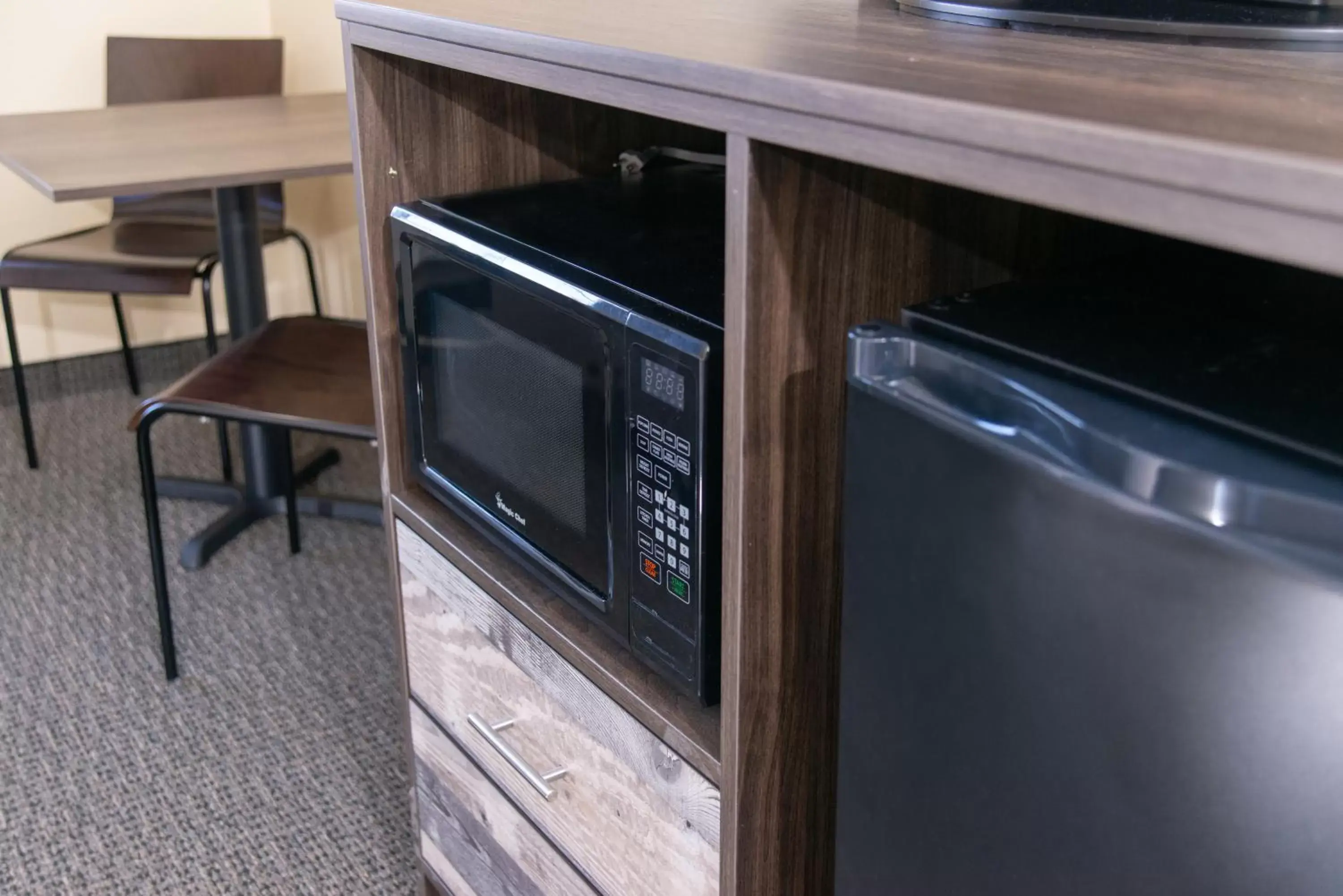 minibar, TV/Entertainment Center in The Stone Castle Hotel & Conference Center