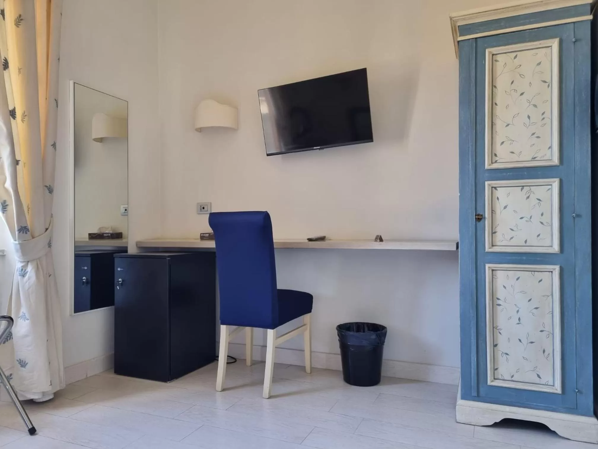 TV and multimedia, TV/Entertainment Center in Hotel Virgilio