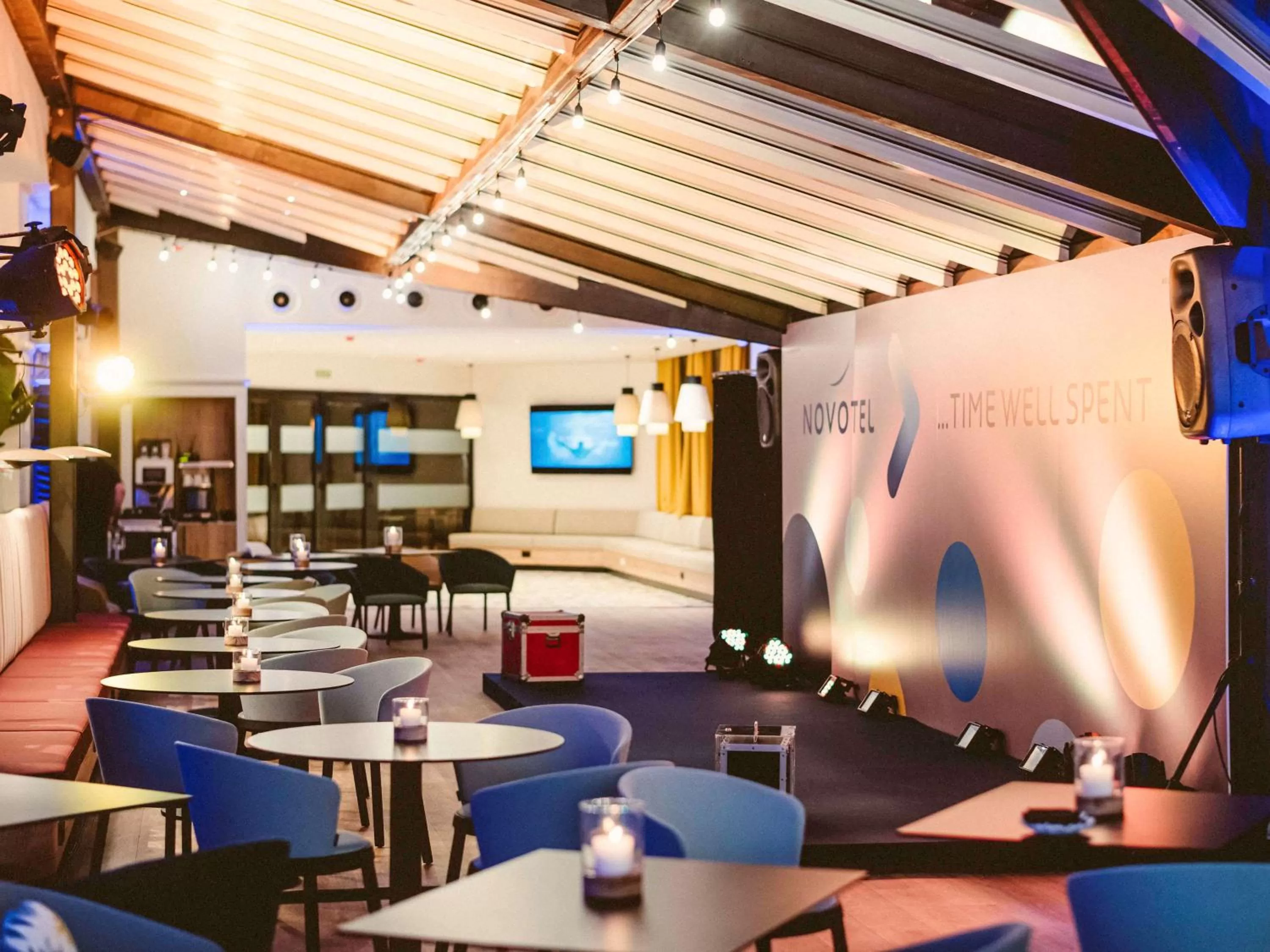 Lounge or bar in Novotel Campo De Las Naciones