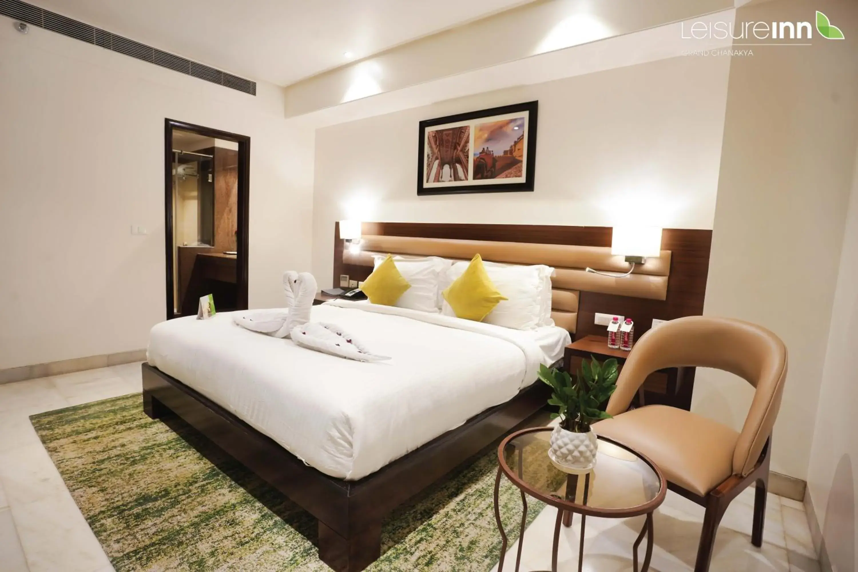 Bed in Leisure Inn Grand Chanakya