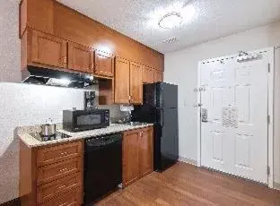 Kitchen/Kitchenette in Extended Stay America Suites - Houston - Kingwood