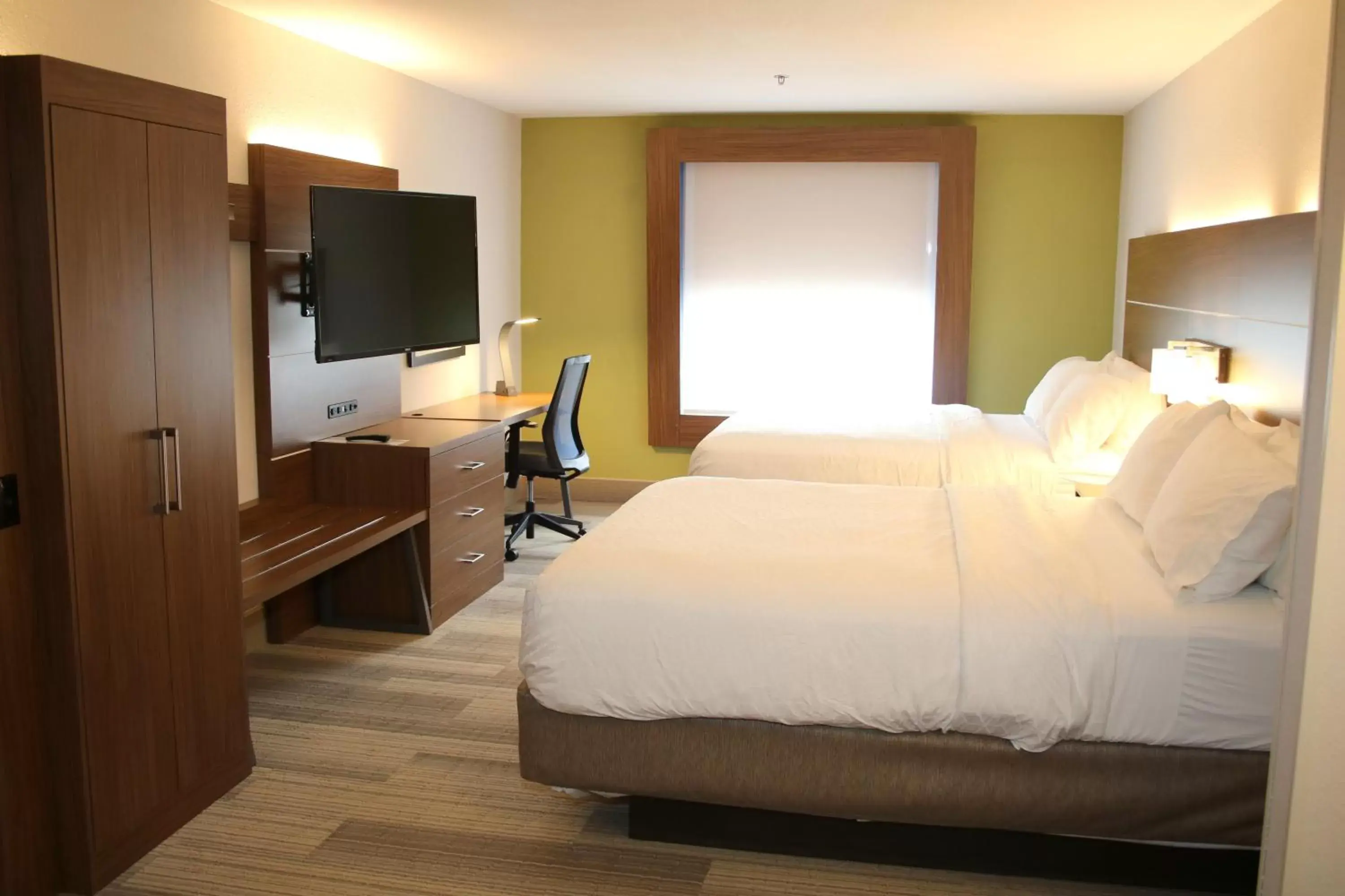 Photo of the whole room, Bed in Holiday Inn Express, an IHG Hotel