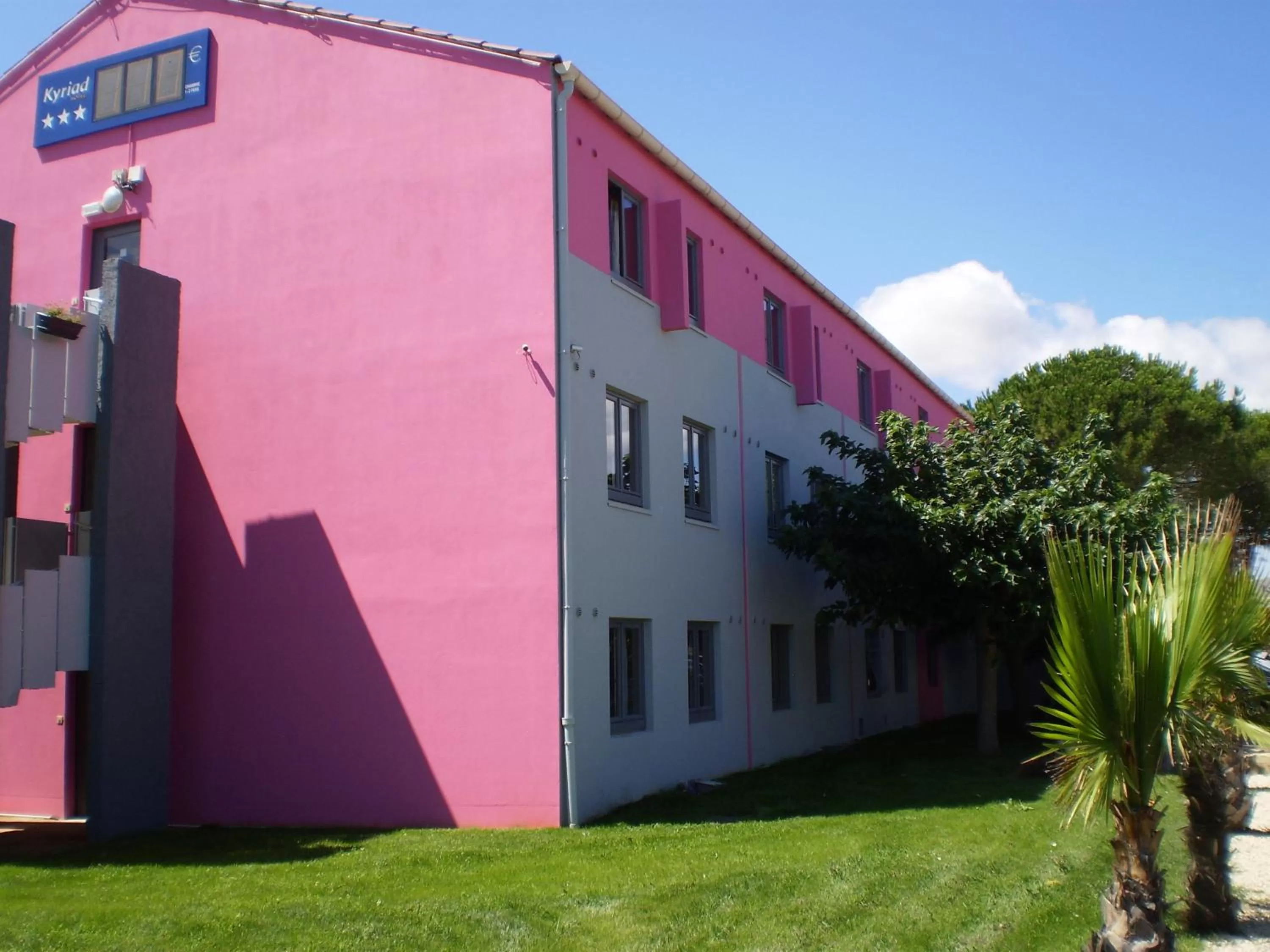 Facade/entrance in Kyriad Montpellier Aéroport - Gare Sud de France