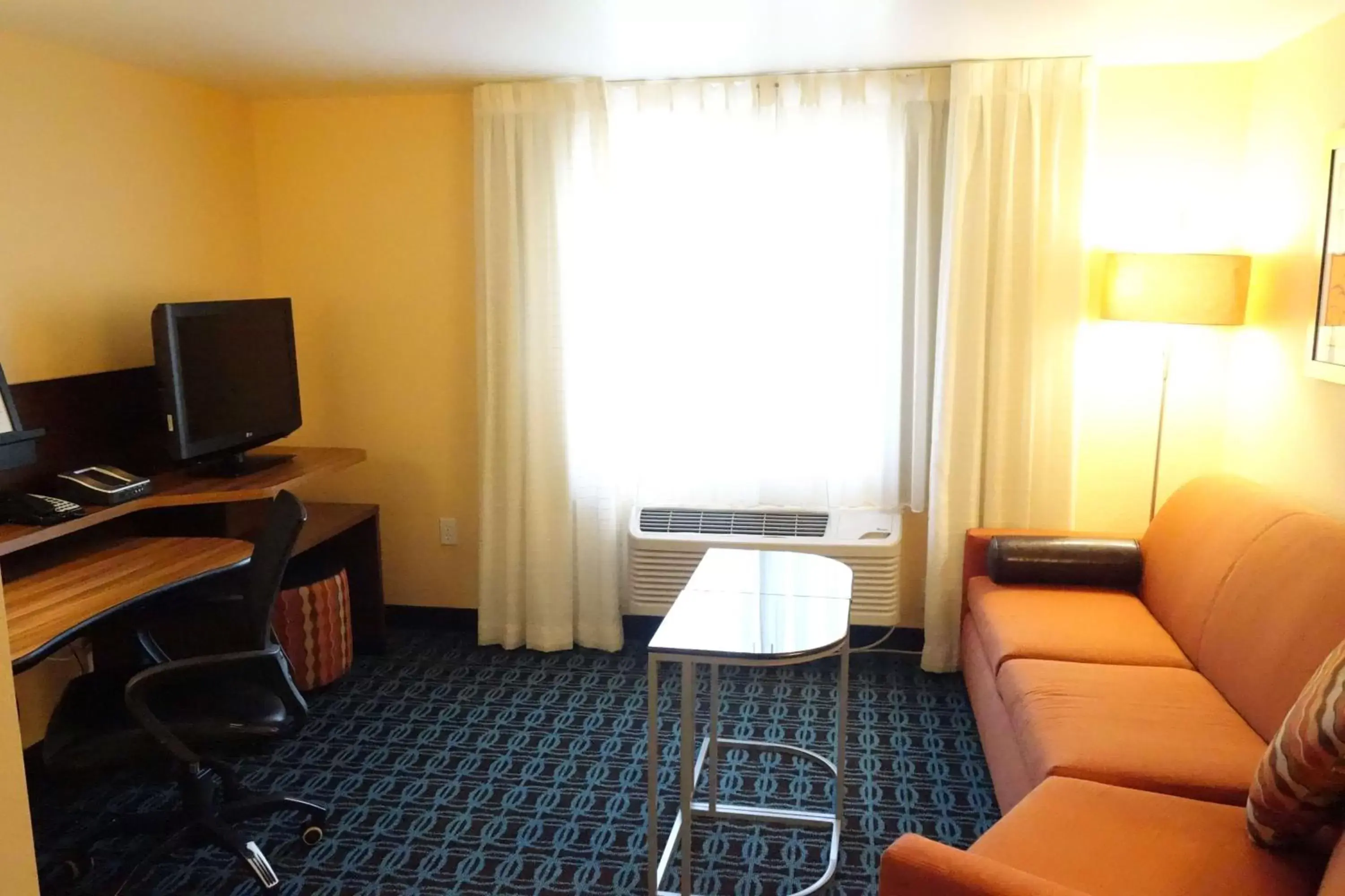 Photo of the whole room, Seating Area in Country Inn & Suites by Radisson, Phoenix Airport, AZ