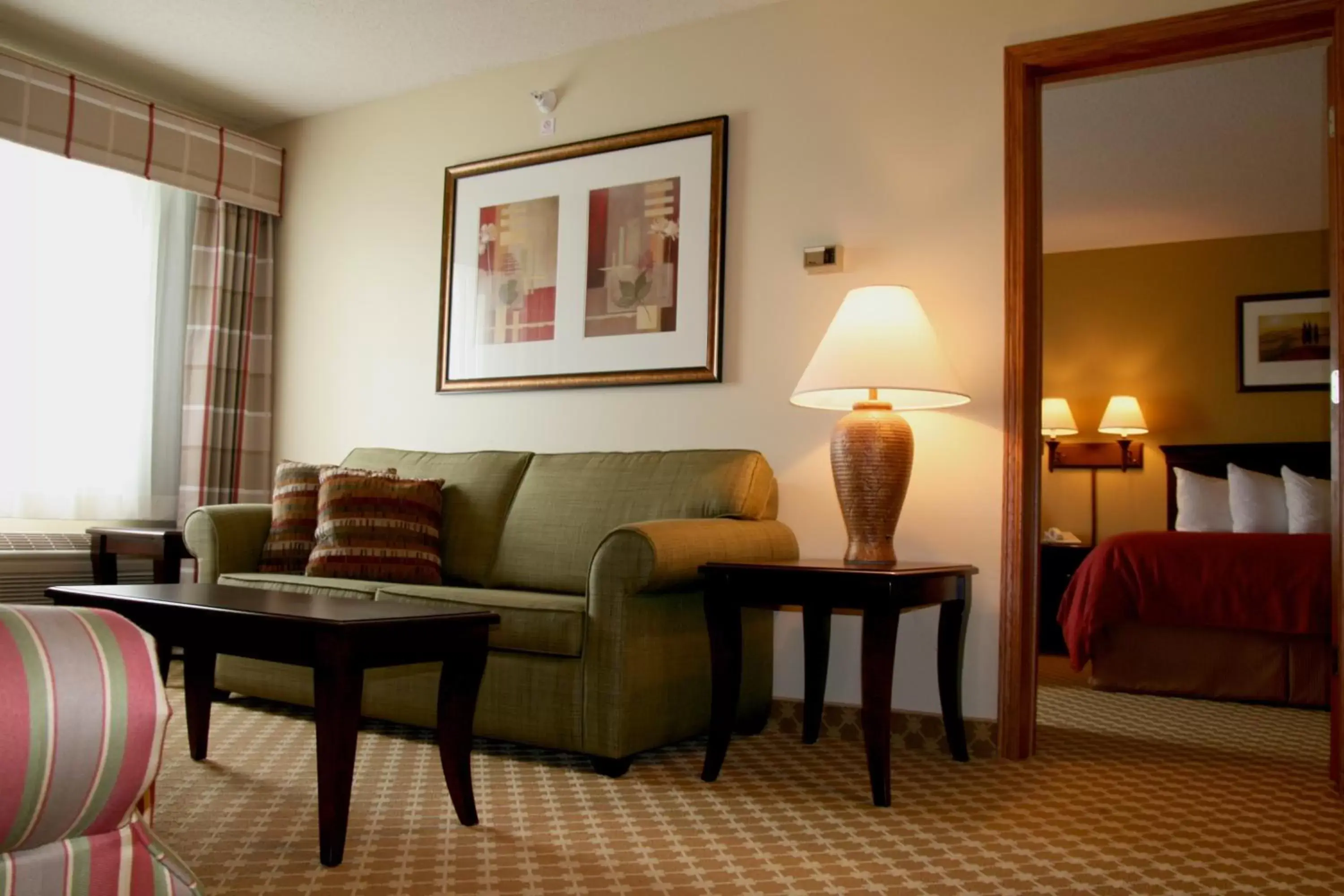 Living room, Seating Area in Country Inn & Suites by Radisson, Lincoln North Hotel and Conference Center, NE
