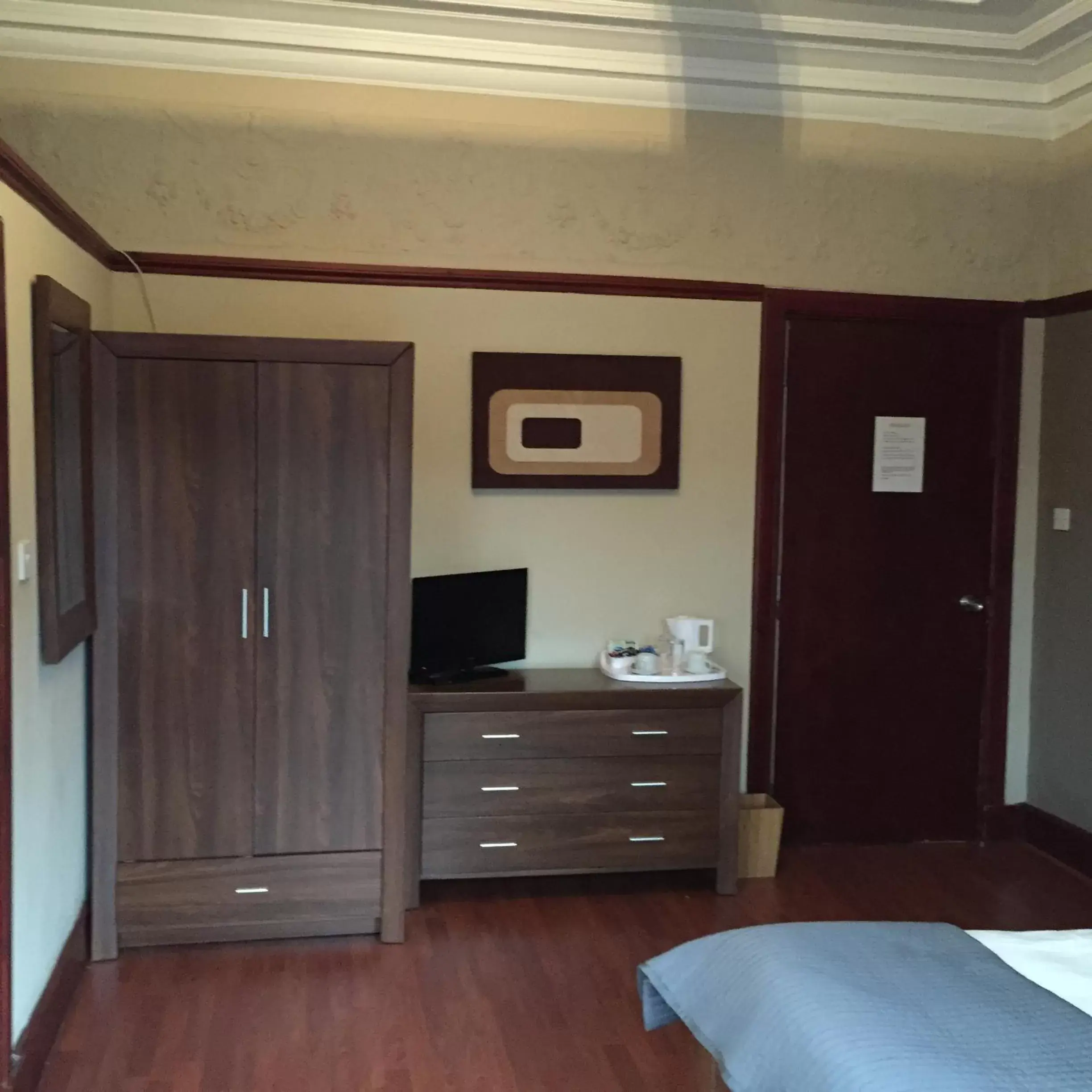 Bedroom, TV/Entertainment Center in The Fullarton Park Hotel