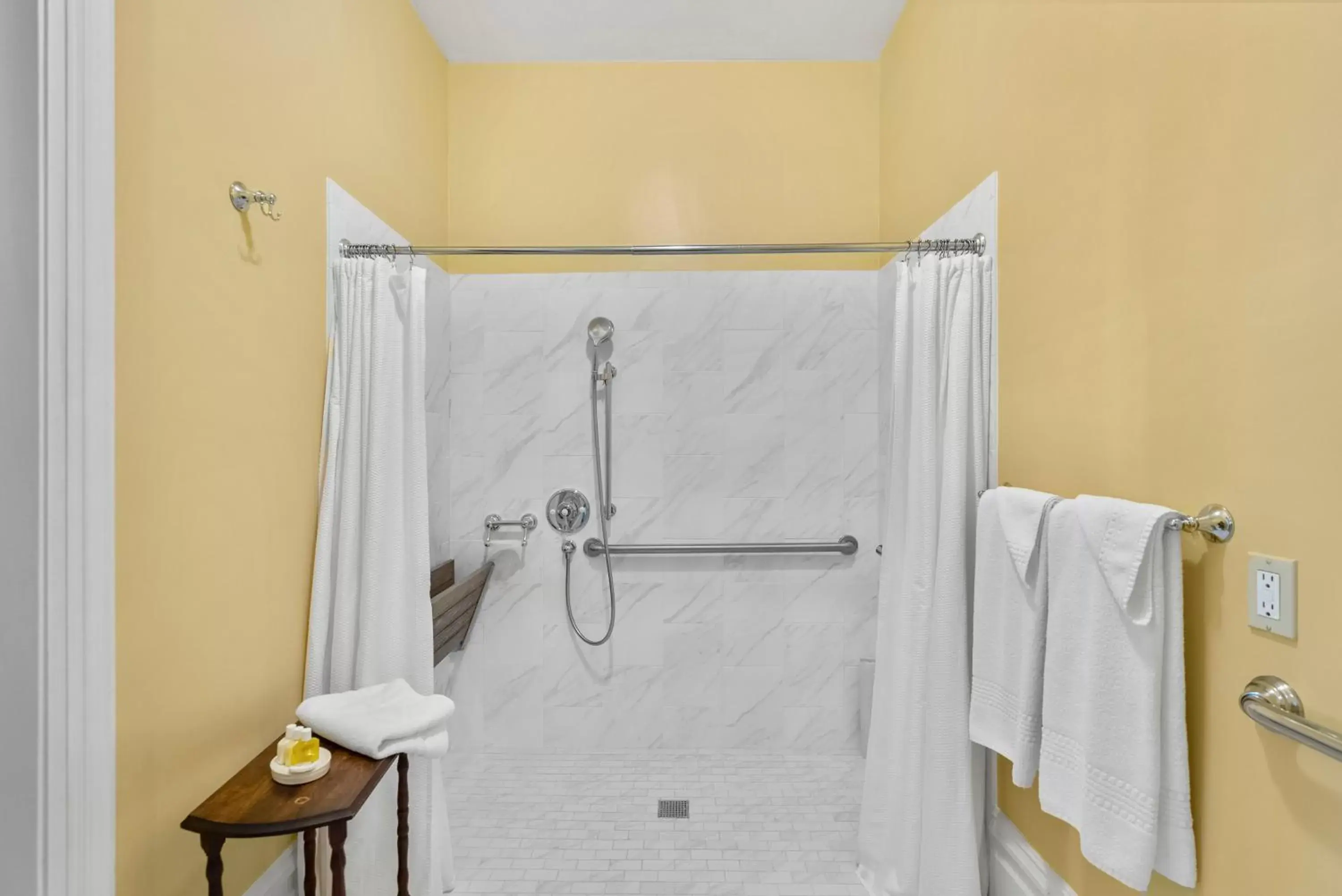 Bathroom in Hennessey House Bed and Breakfast