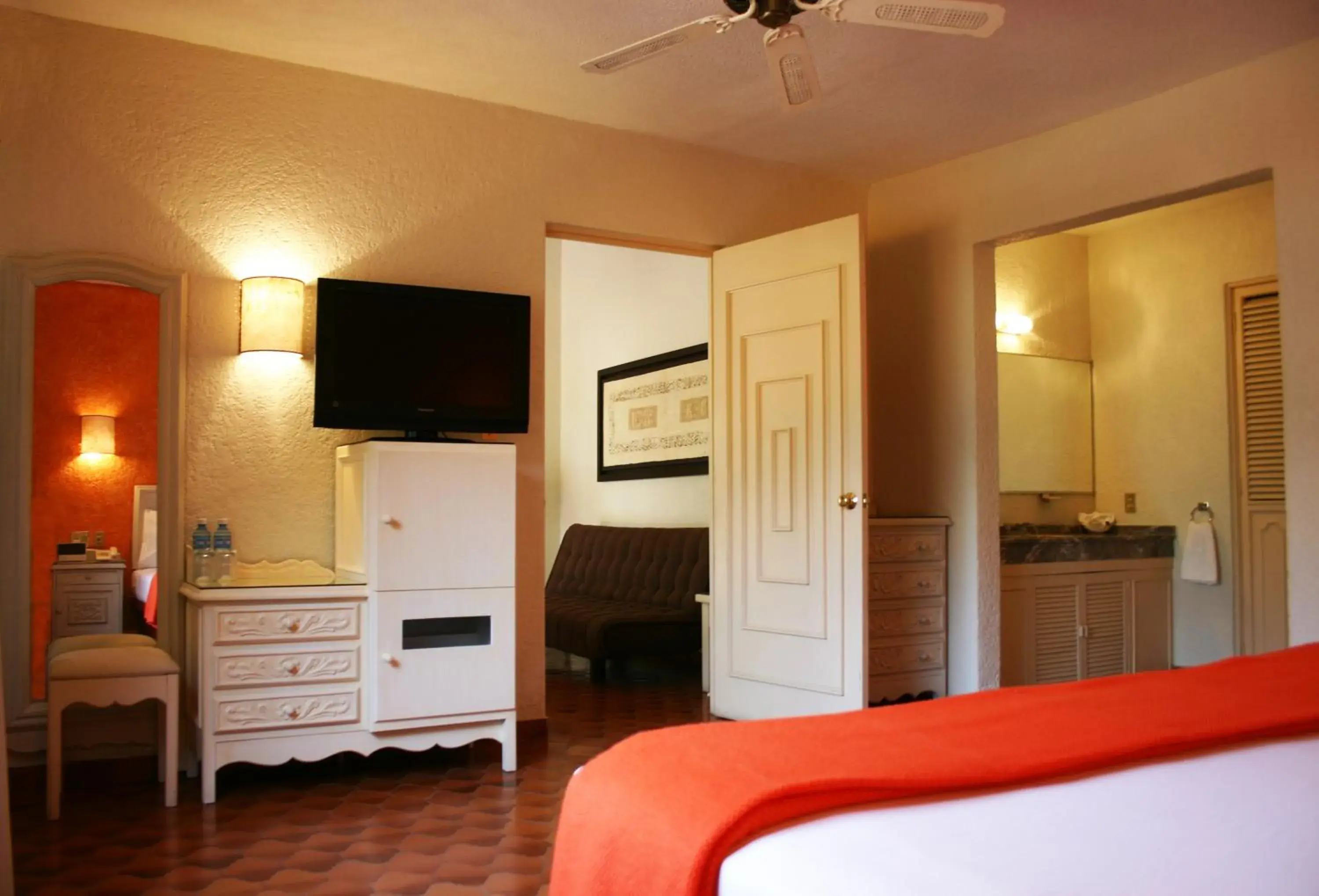 Bedroom, TV/Entertainment Center in Hotel Villa del Conquistador