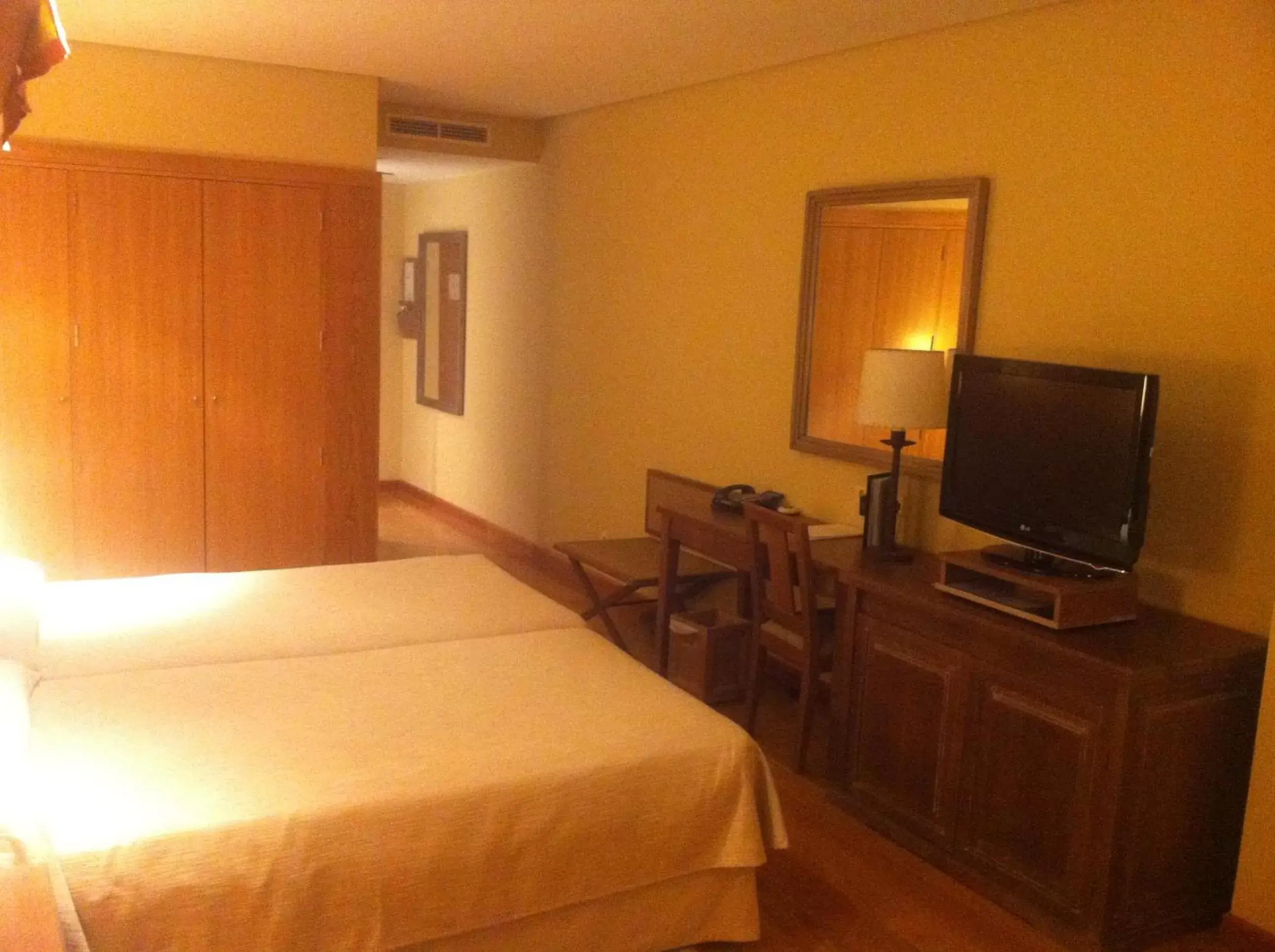 Photo of the whole room, Bed in Parador de Salamanca