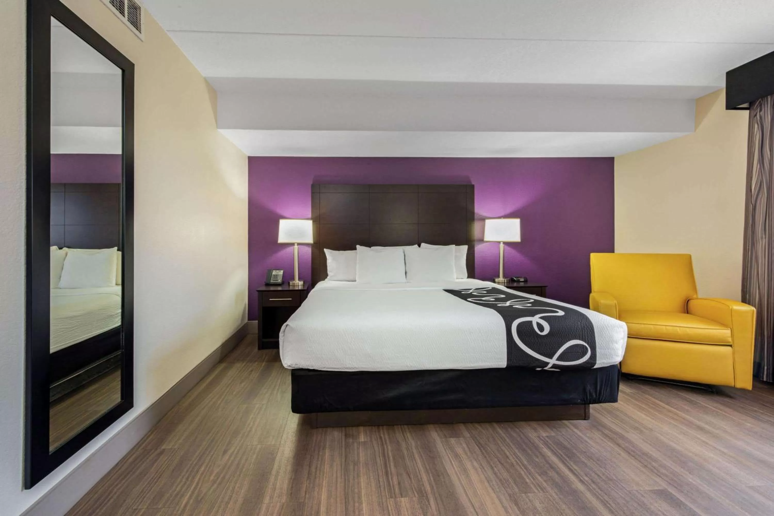 King One-Bedroom Suite - Non-Smoking in La Quinta Inn by Wyndham Miami Airport North