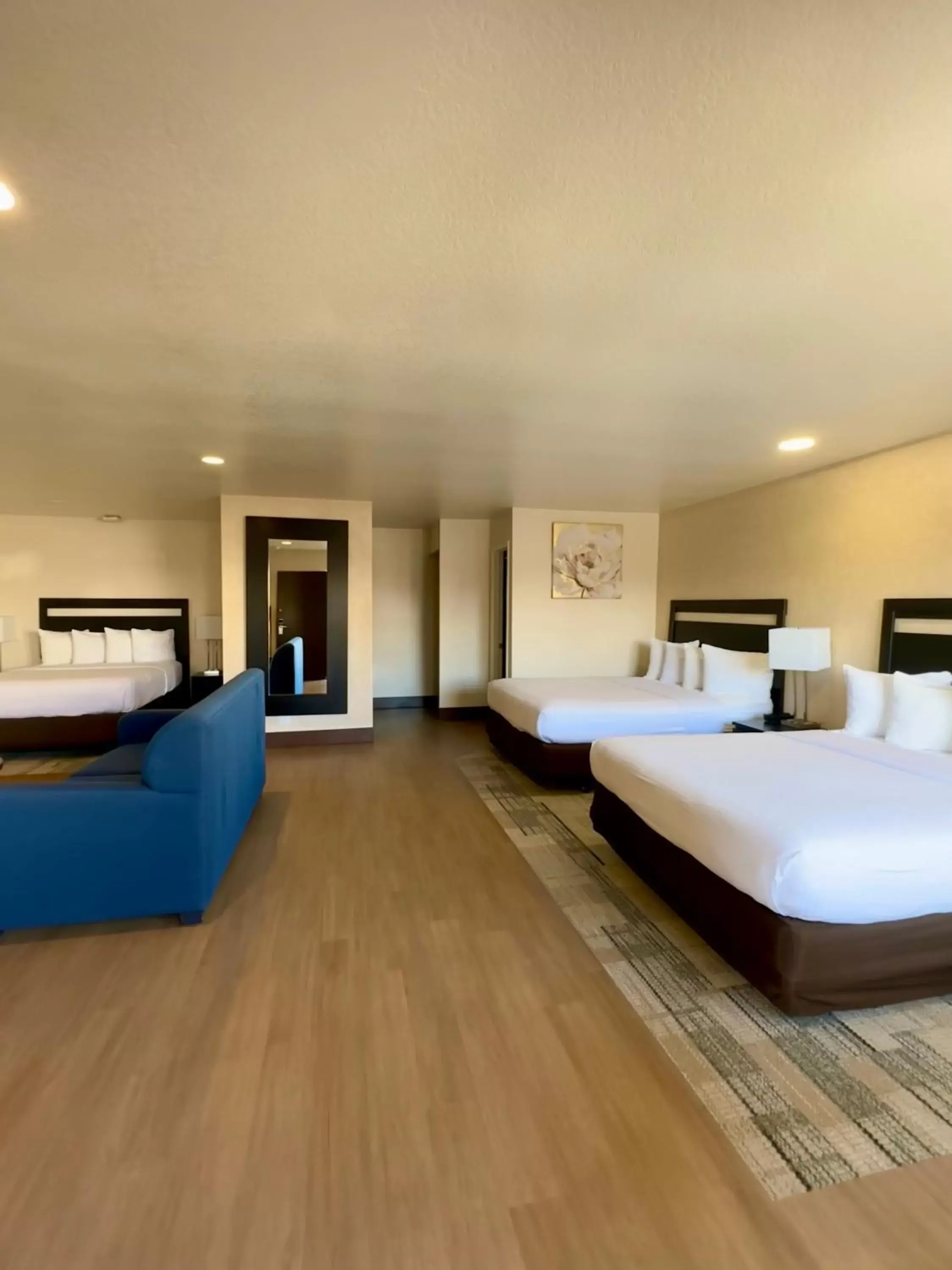 Bed in Stanford Inn & Suites Anaheim