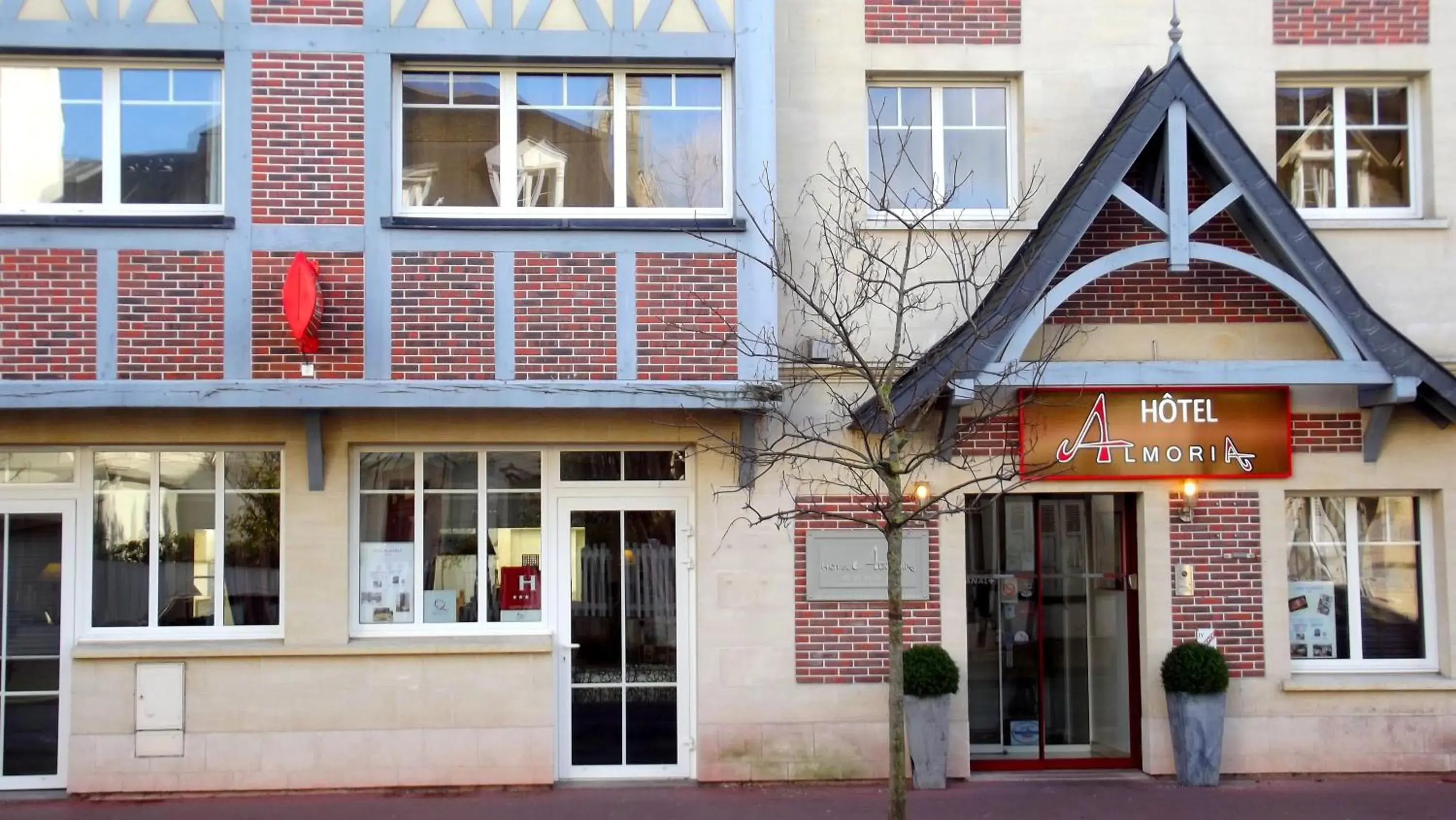 Facade/entrance, Property Building in Almoria Hôtel & SPA