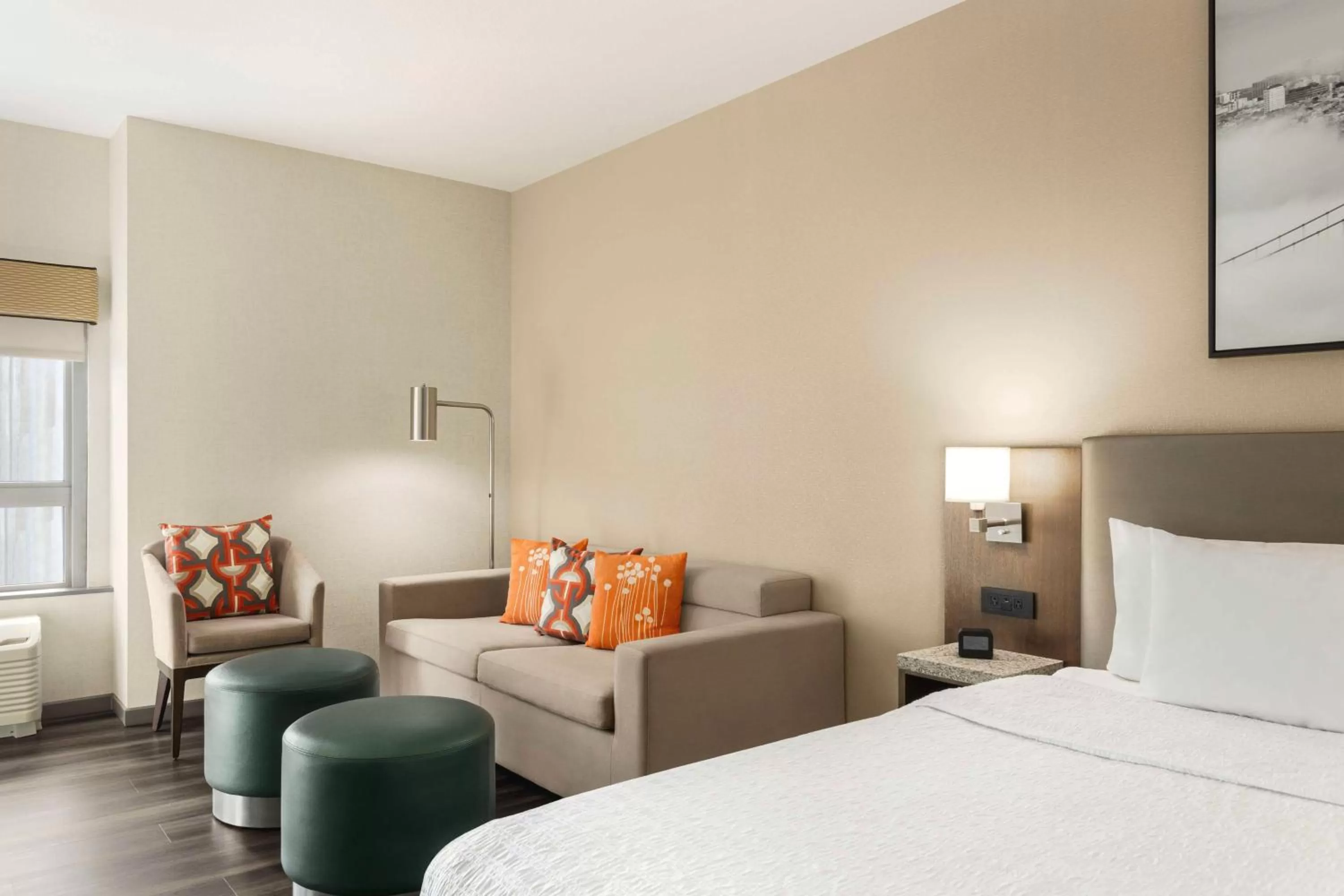 Living room, Bed in Hampton Inn San Francisco Downtown/Convention Center