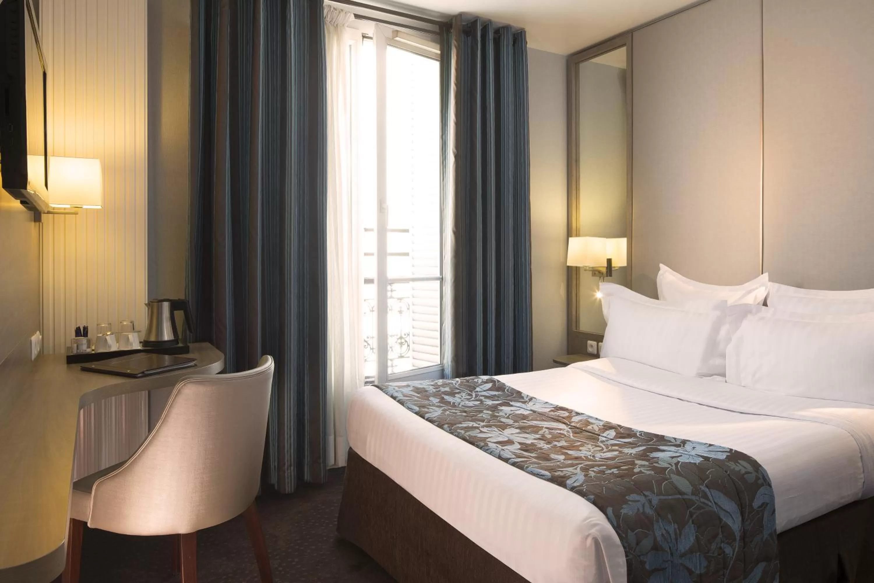 Bedroom, Bed in Turenne Le Marais