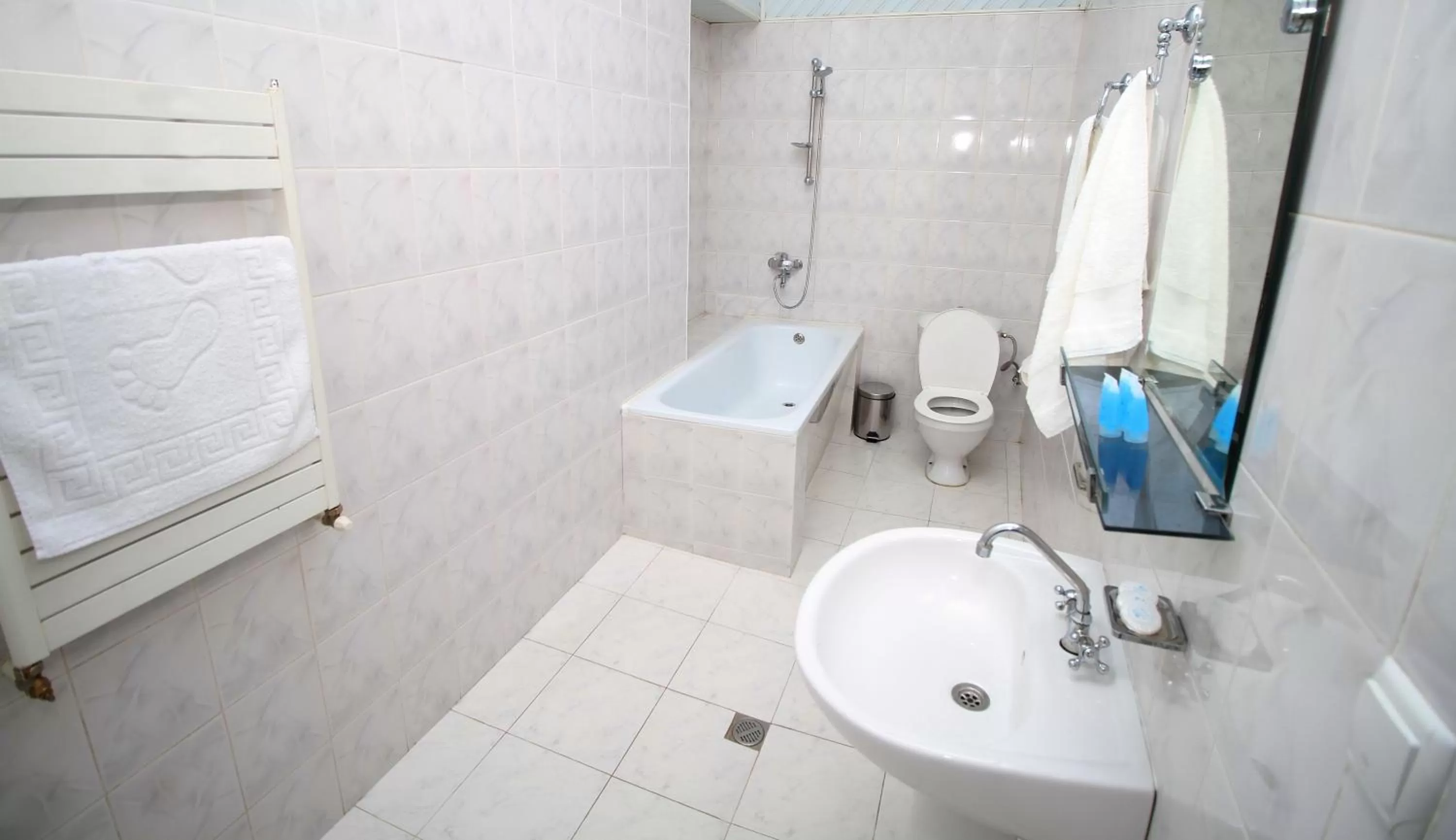 Bathroom in villa old sololaki