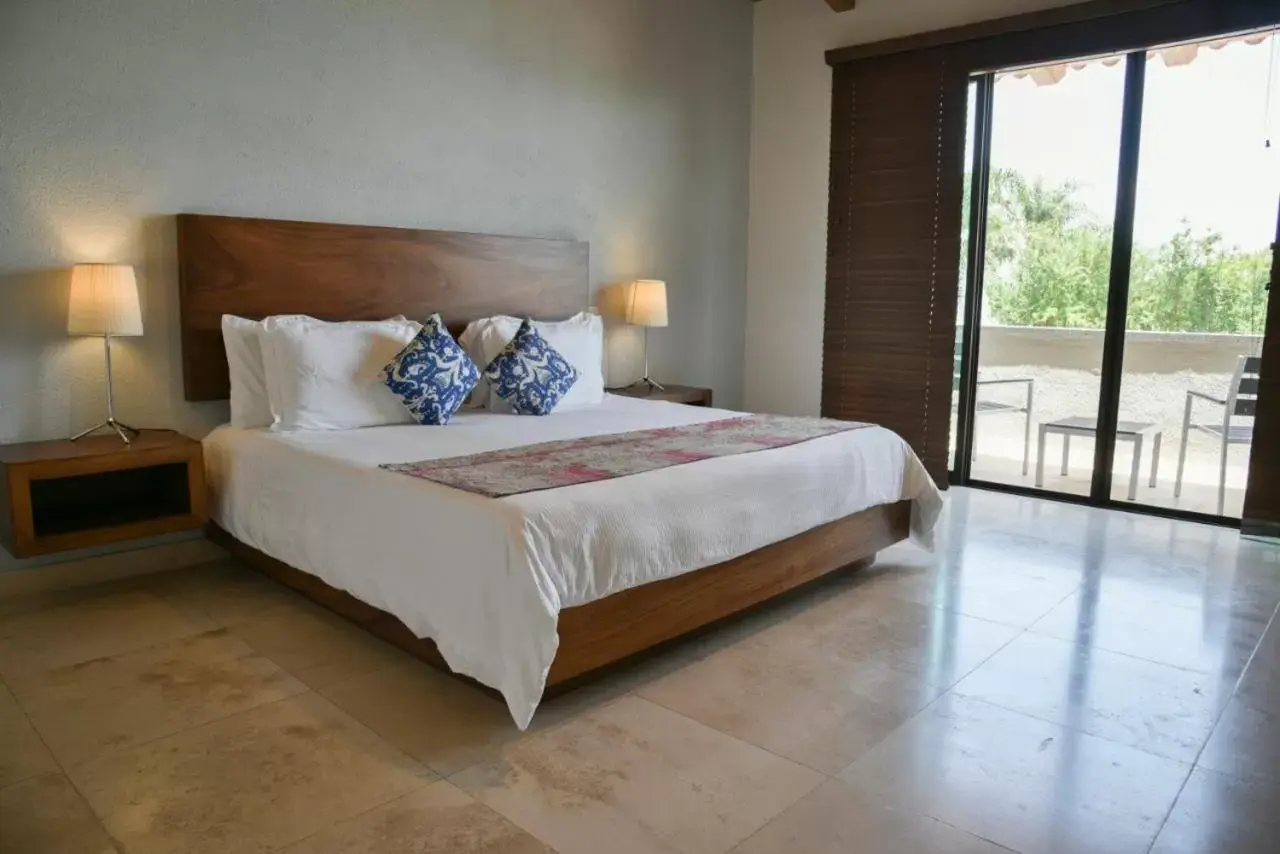 Photo of the whole room, Bed in La Reserva Chapala