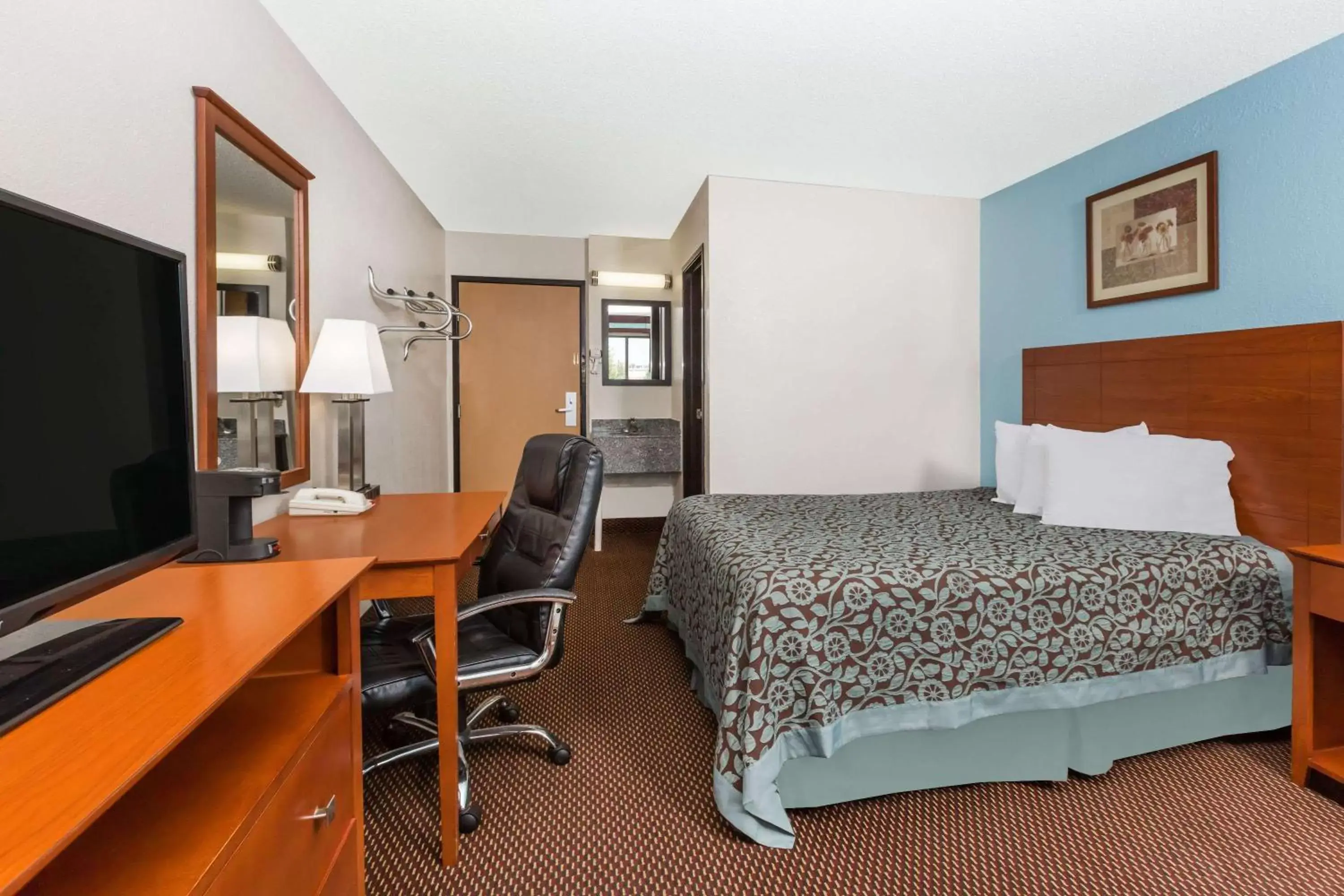 Photo of the whole room, TV/Entertainment Center in Days Inn by Wyndham Ankeny - Des Moines