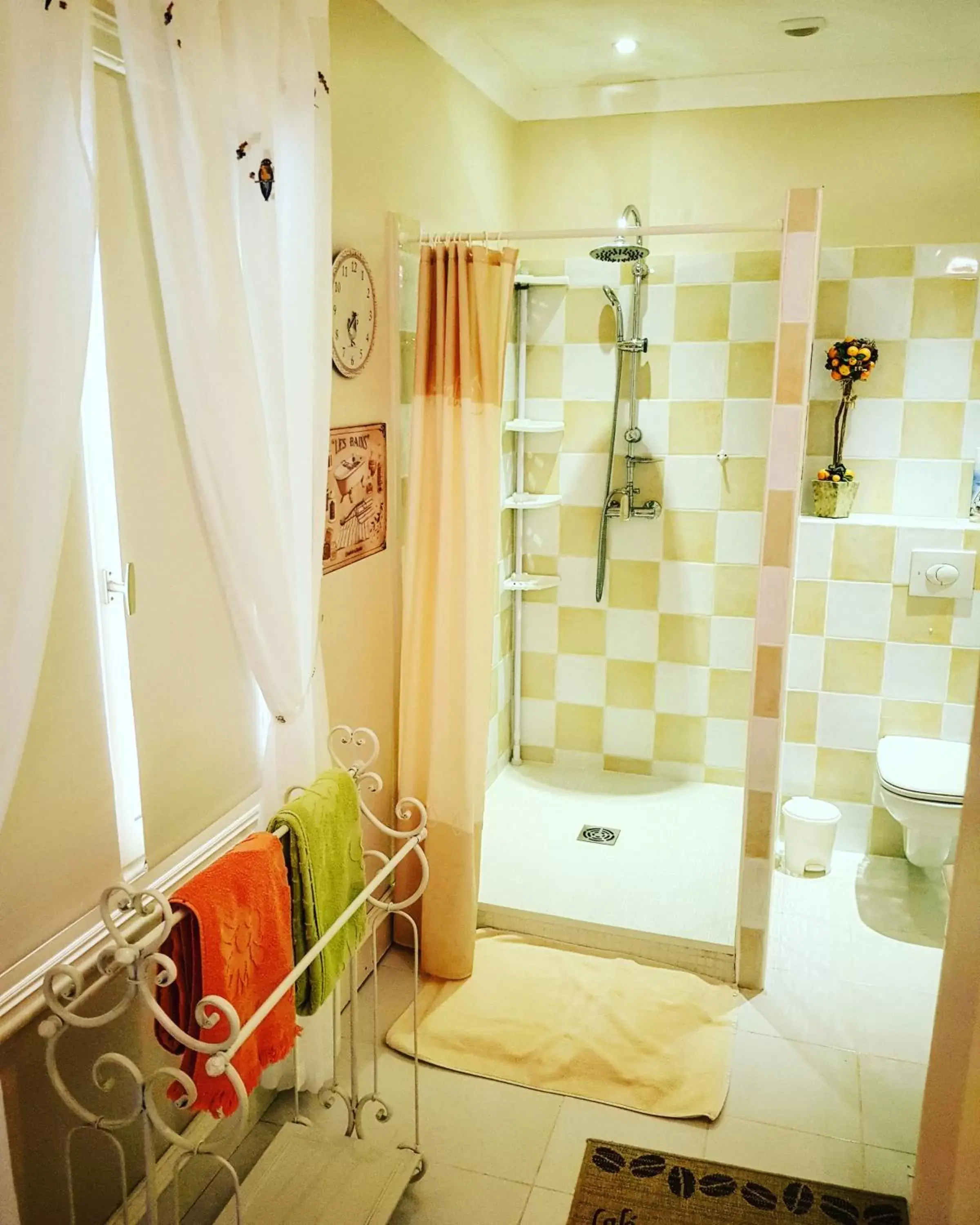 Shower, Bathroom in Chambre d'Hôte Couguiolet - avec piscine