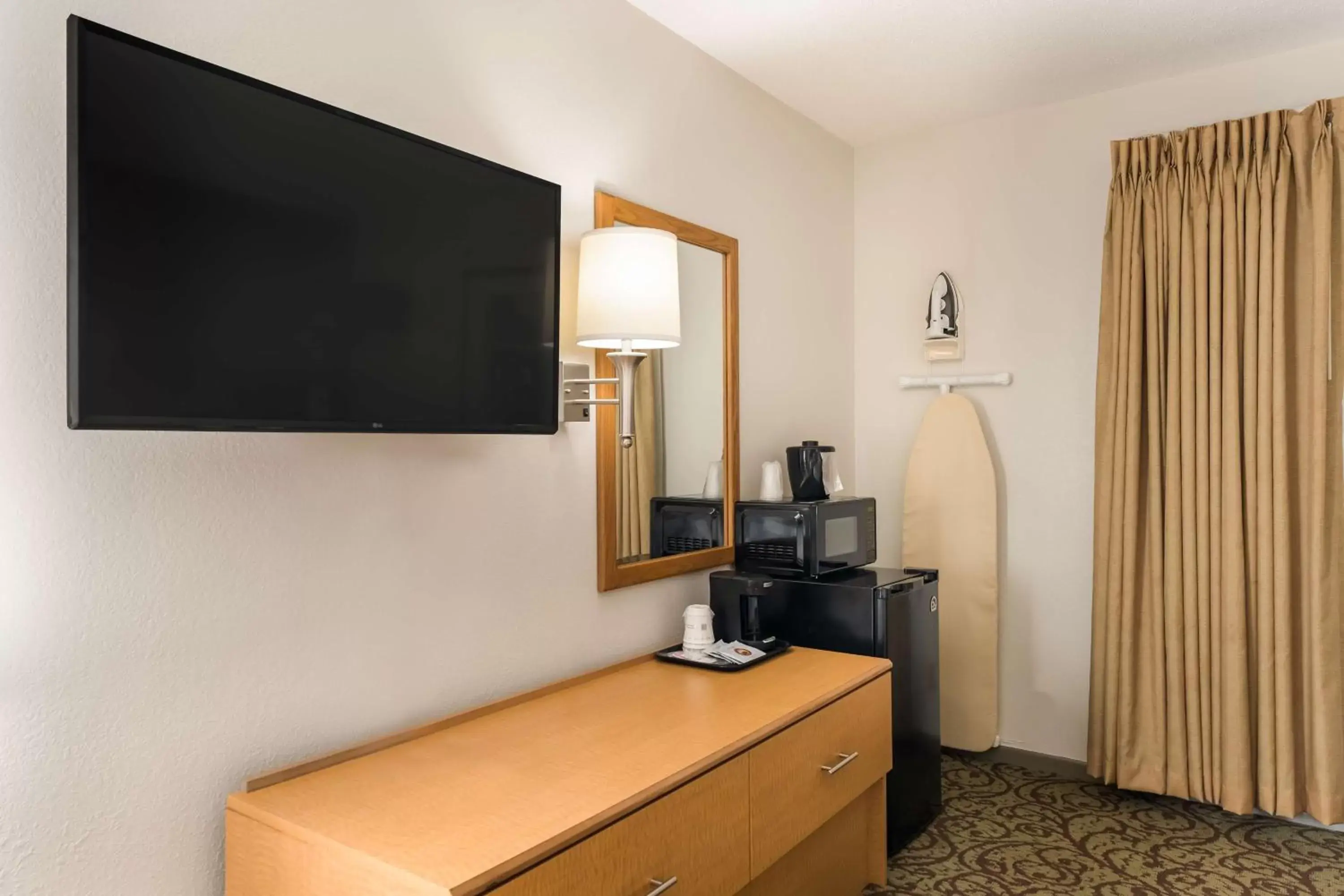 Bedroom, TV/Entertainment Center in SureStay Hotel by Best Western Spicer