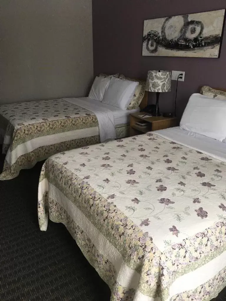 Bed in Restland Motel