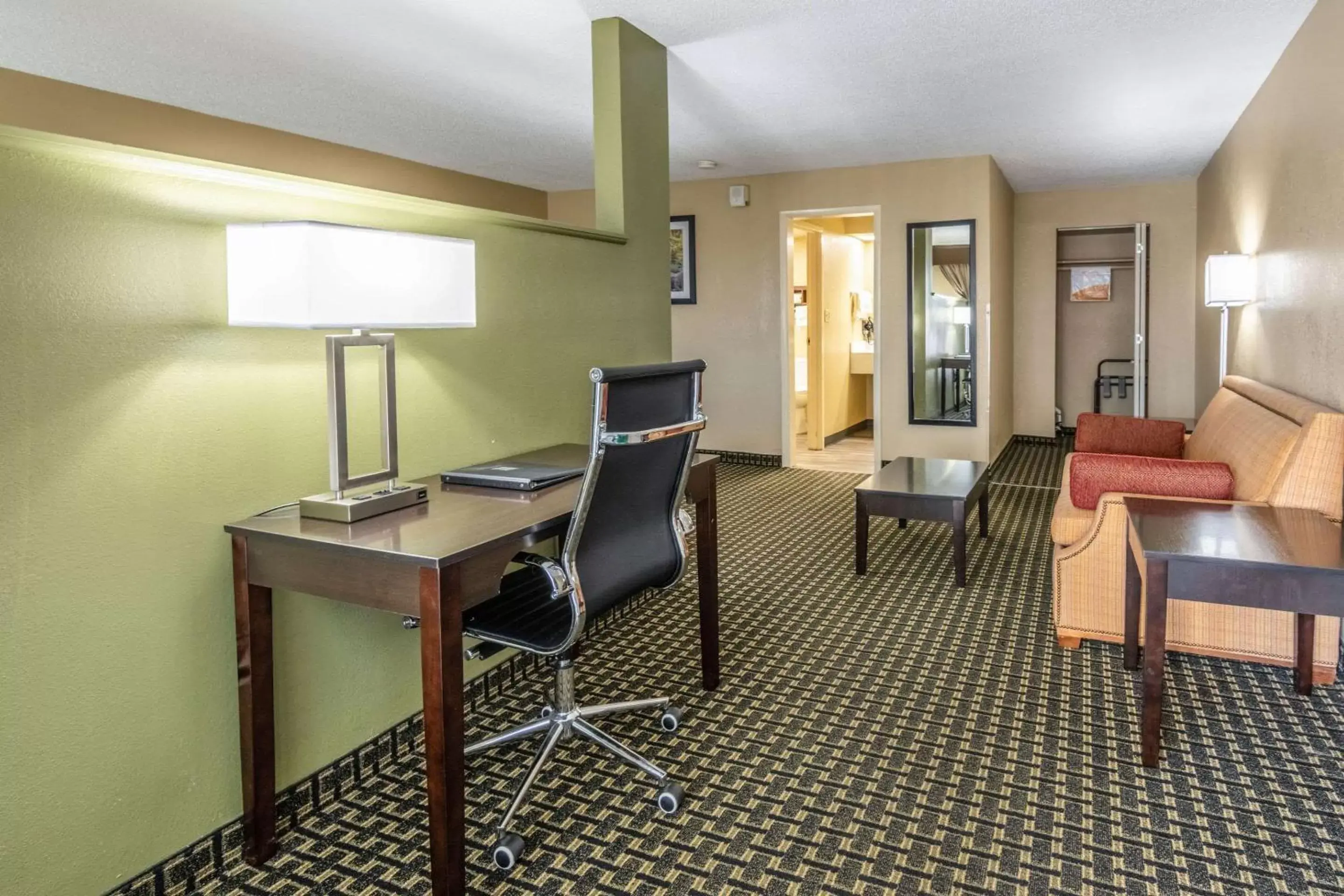 Photo of the whole room, TV/Entertainment Center in Quality Inn National Fairgrounds Area