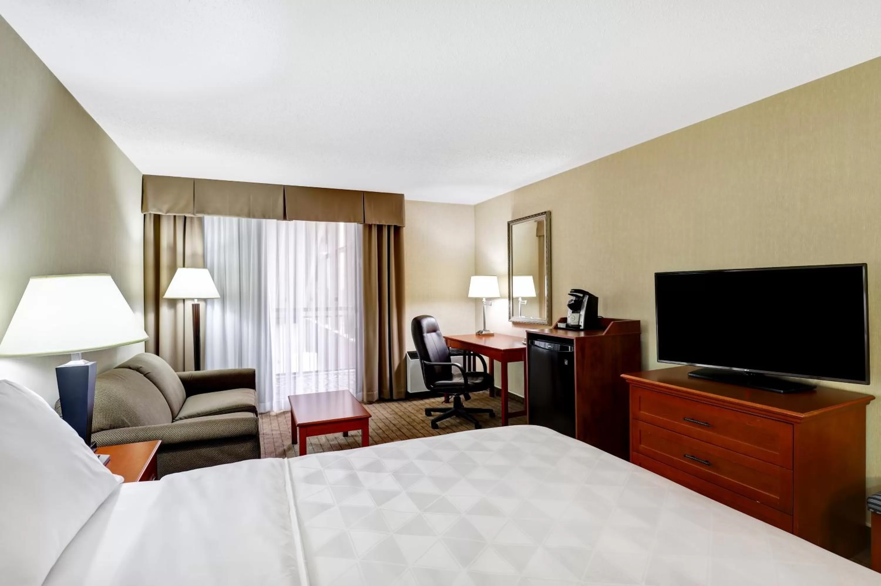 Queen Room with Sofa Bed in Holiday Inn Burlington Conference Centre by IHG