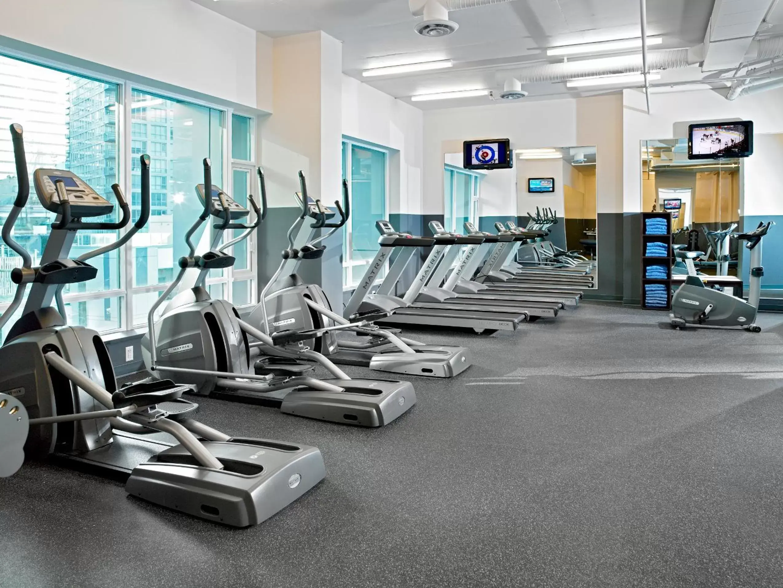 Fitness centre/facilities, Fitness Center/Facilities in Coast Coal Harbour Vancouver Hotel by APA