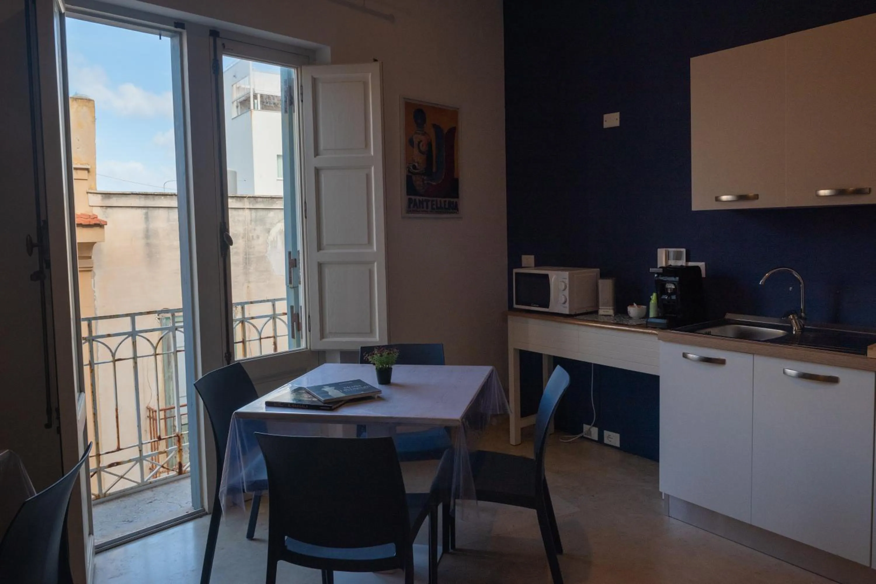 Coffee/tea facilities in ZIBIBBO SUITES & ROOMS - Aparthotel in Centro Storico a Trapani