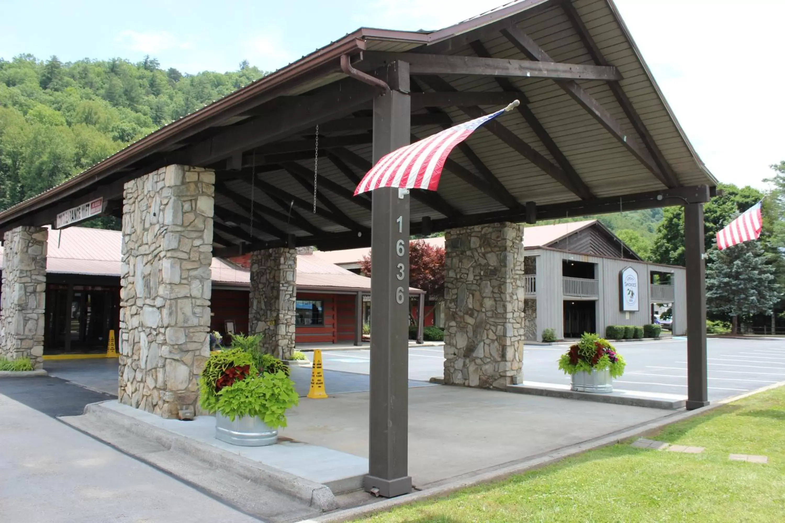 Facade/entrance, Property Building in Great Smokies Inn - Cherokee