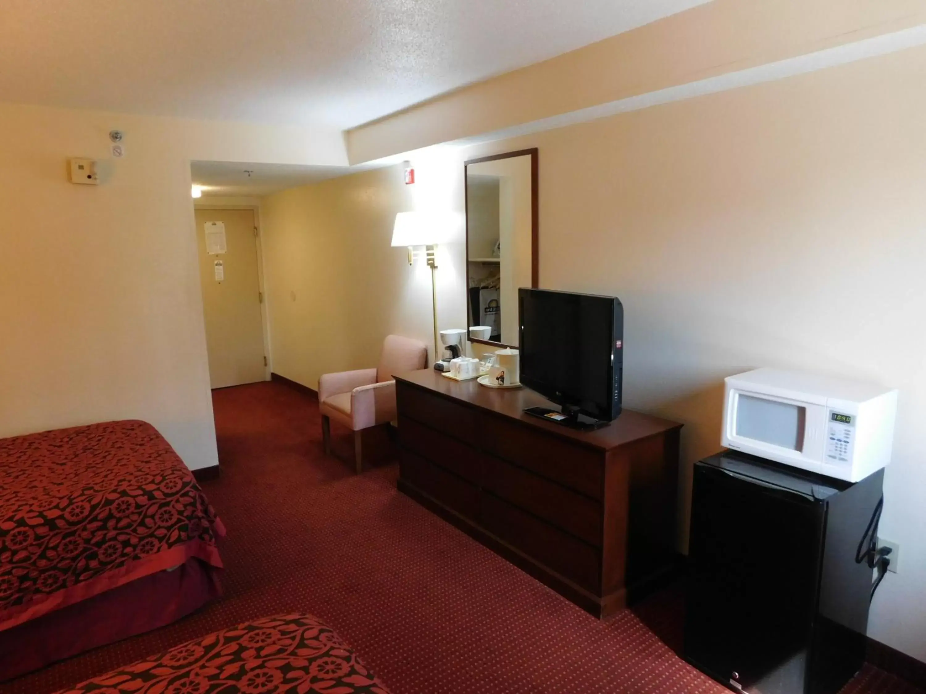 Photo of the whole room, TV/Entertainment Center in Days Inn & Suites by Wyndham Cedar Rapids