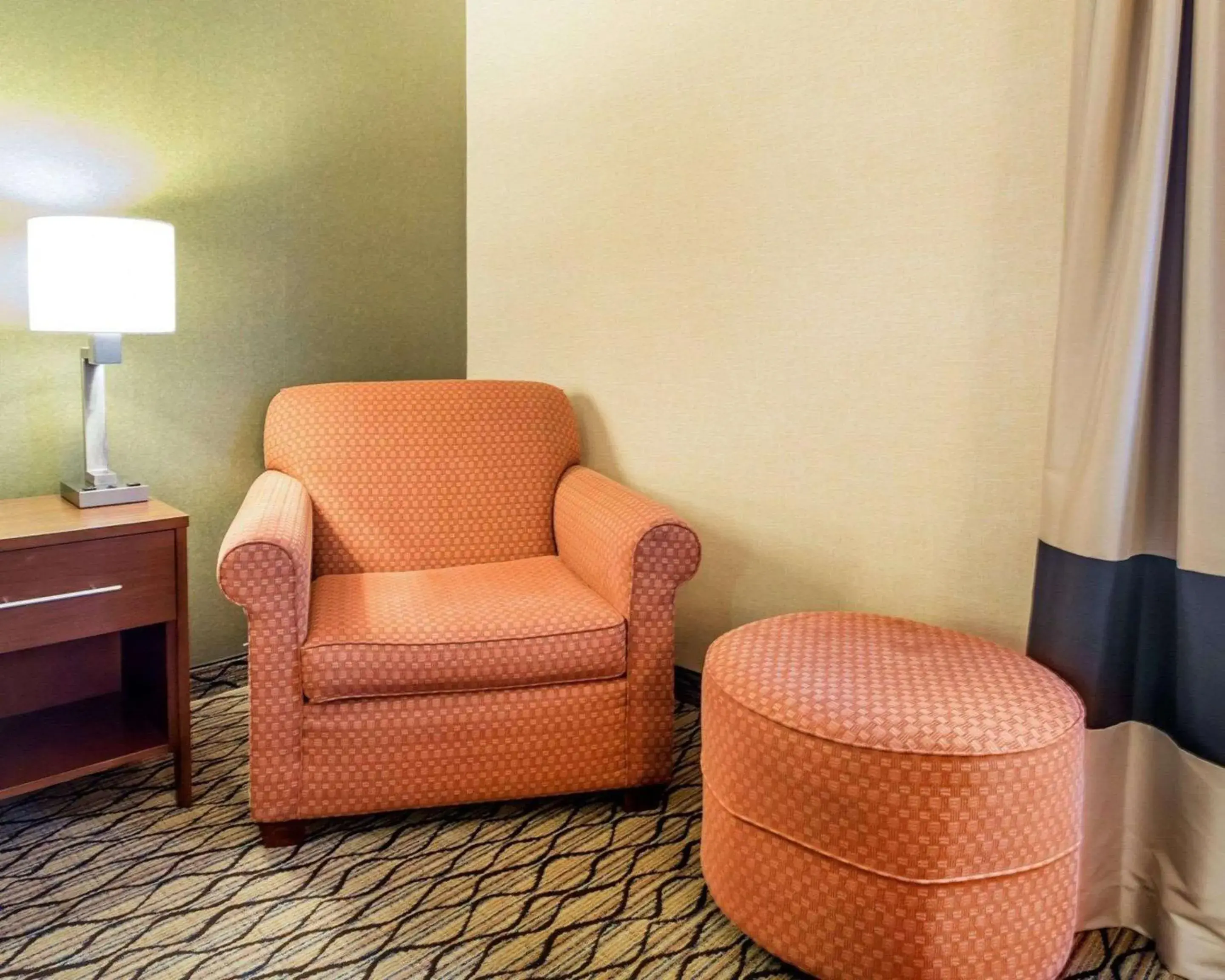 Photo of the whole room, Seating Area in Comfort Inn - Winchester