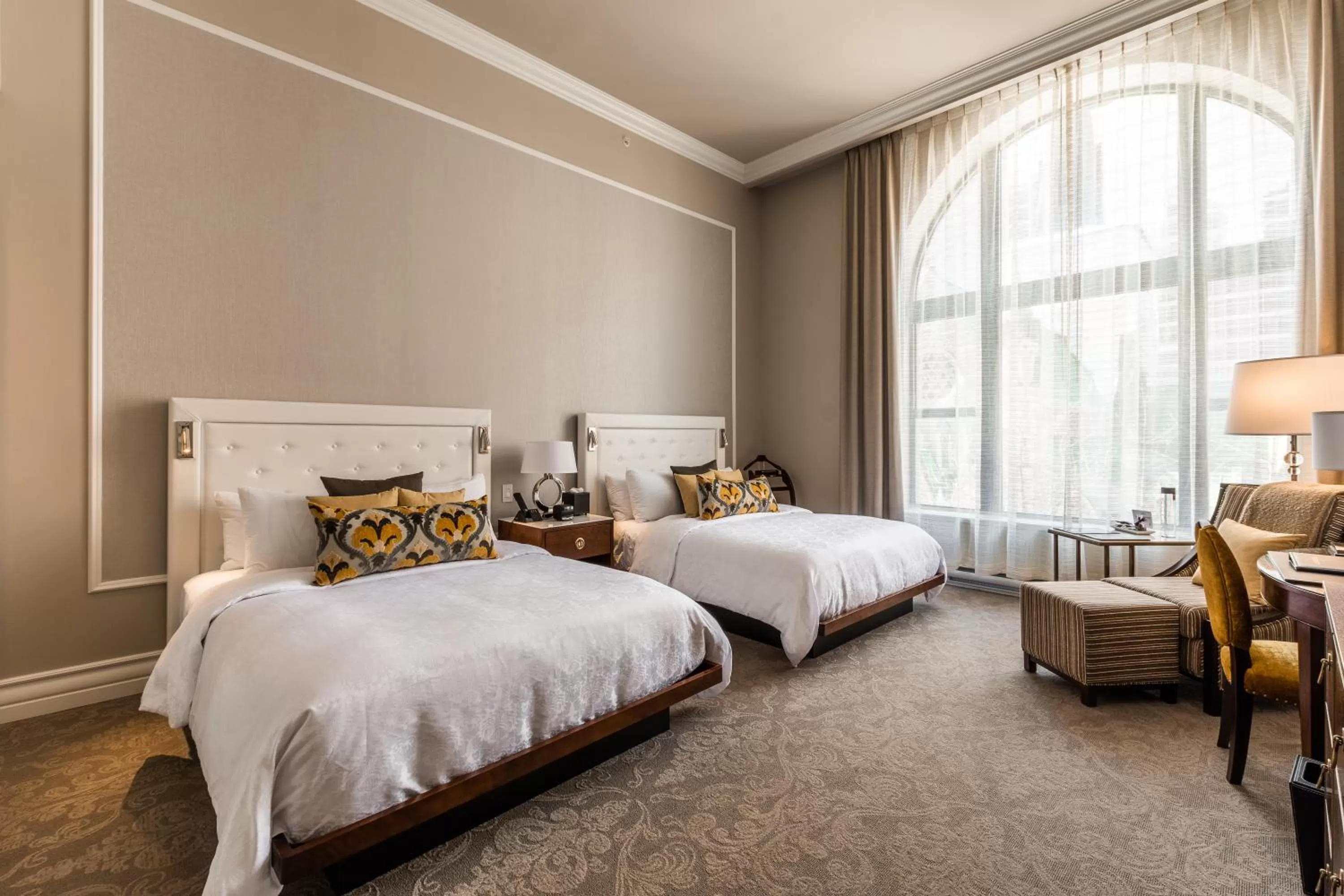 Photo of the whole room, Bed in Hôtel Birks Montréal