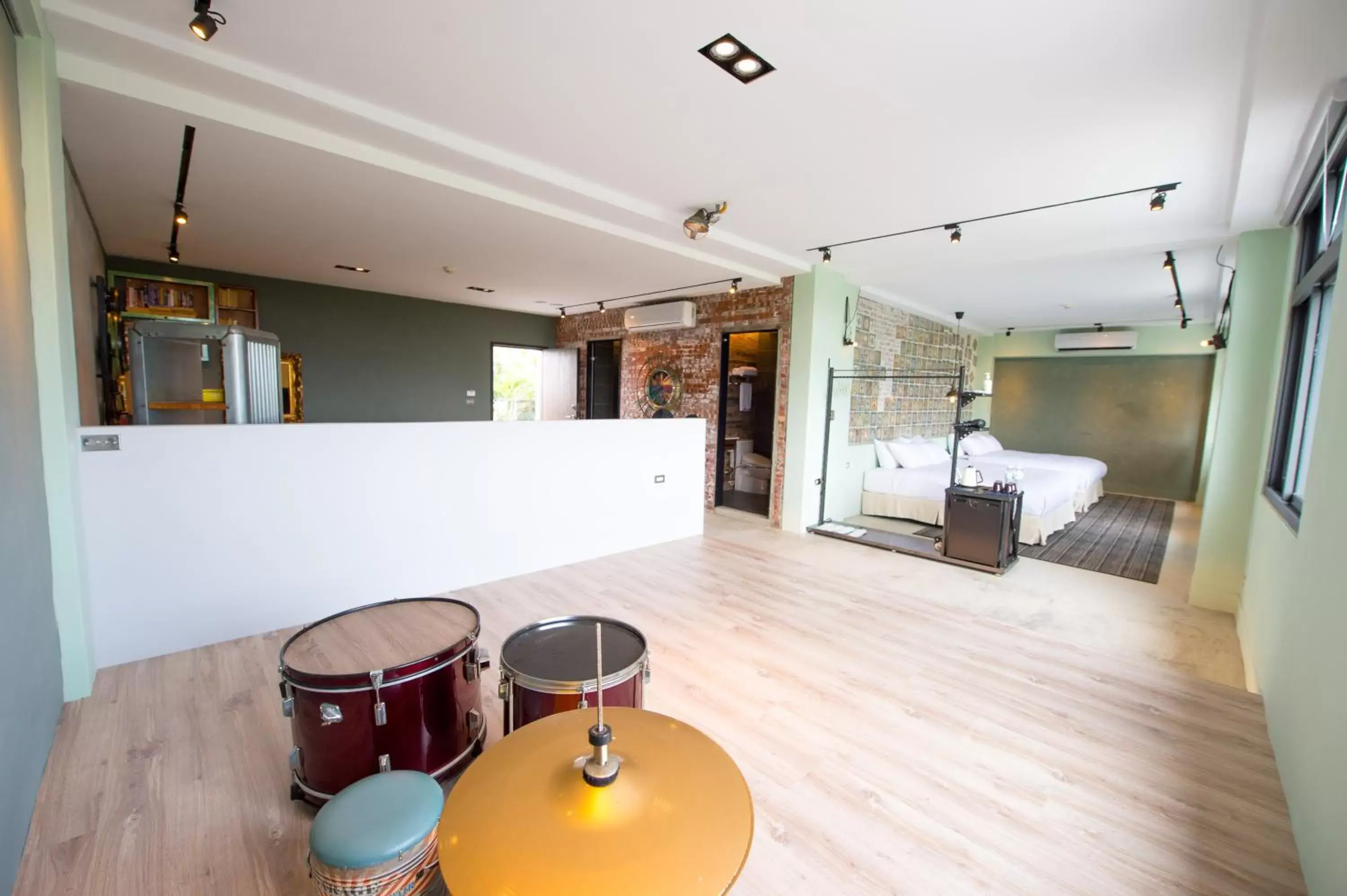 Photo of the whole room, Lounge/Bar in The Leaf Inn