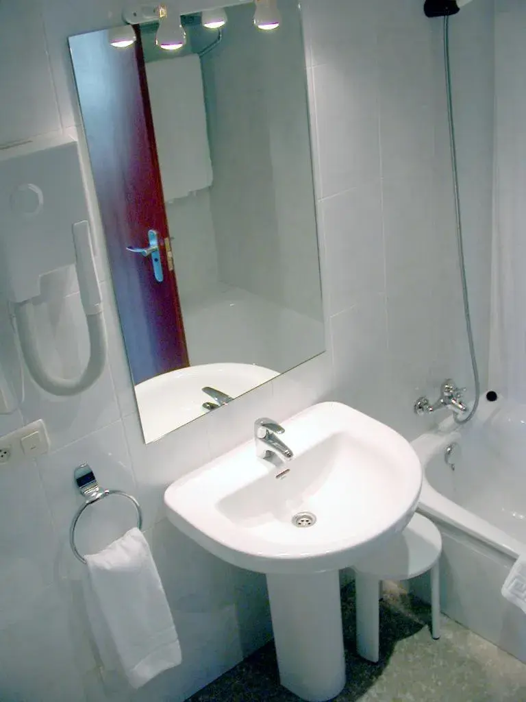 Bathroom in Hotel Bahía Bayona