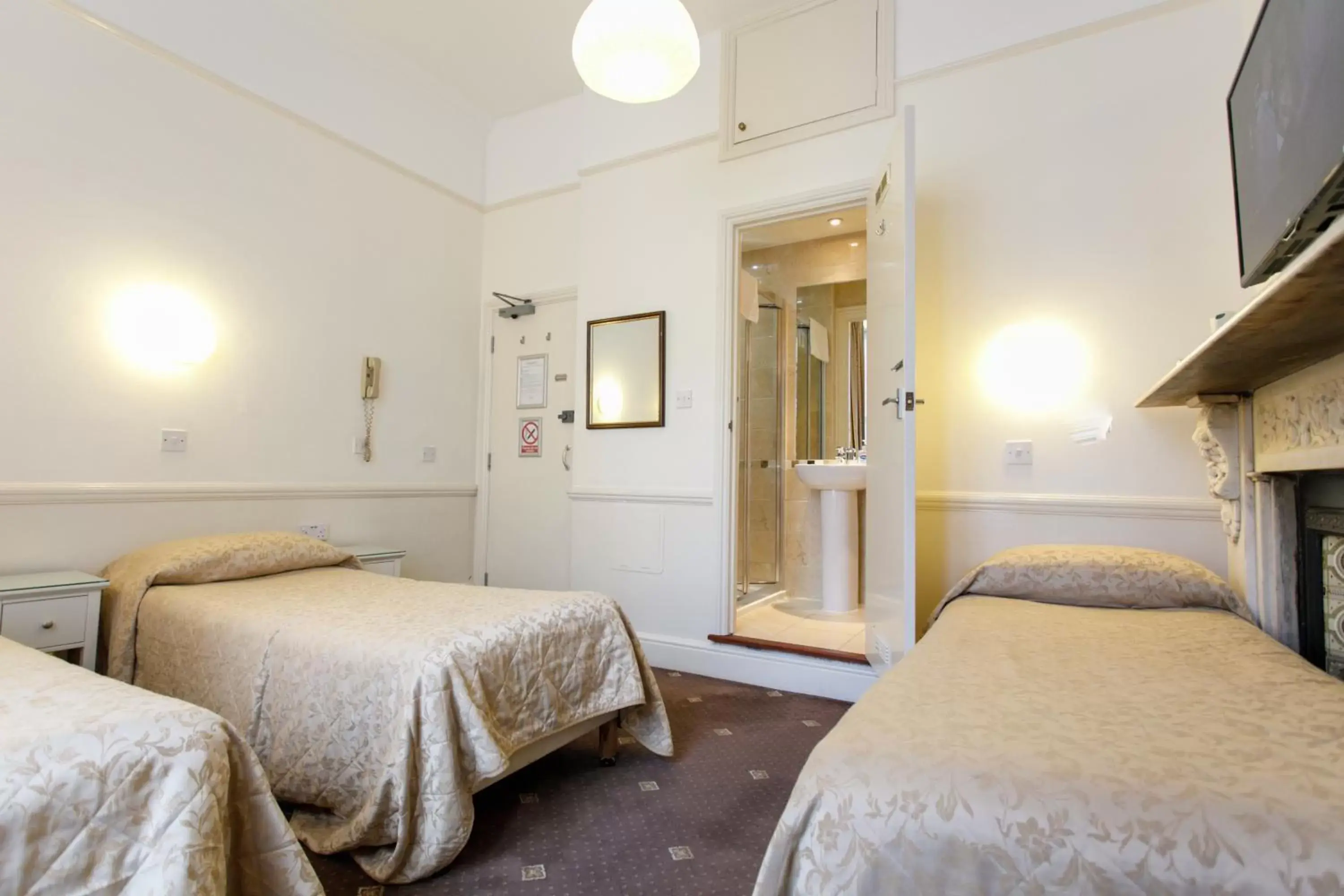 Triple Room with Bathroom in Jesmond Hotel