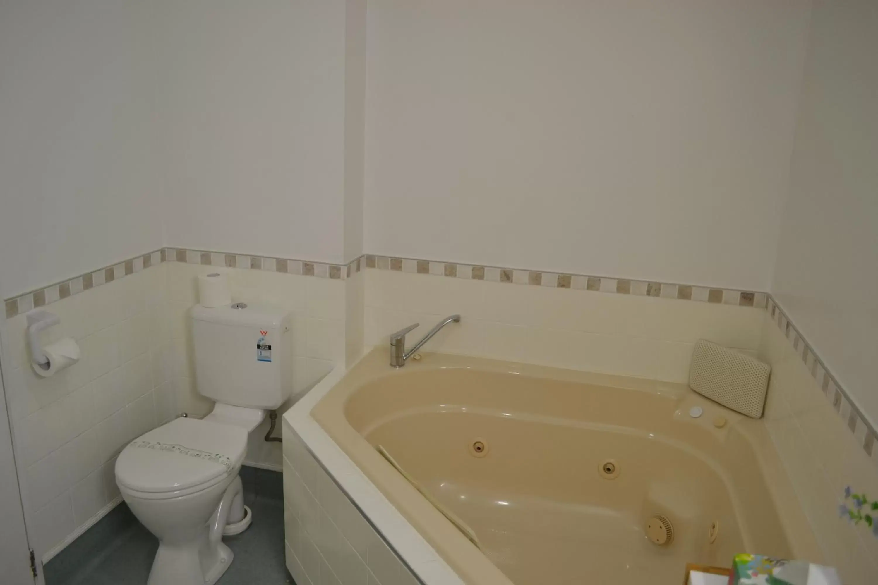 Bathroom in Colonial Lodge Motel