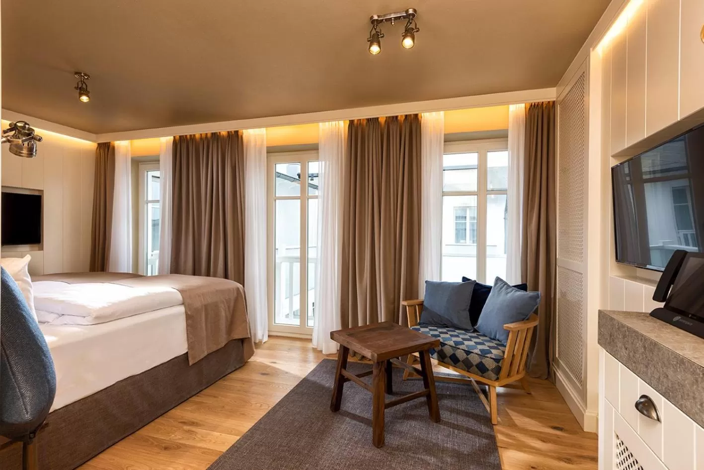 Living room, Bed in LOEV - VELA Hotels