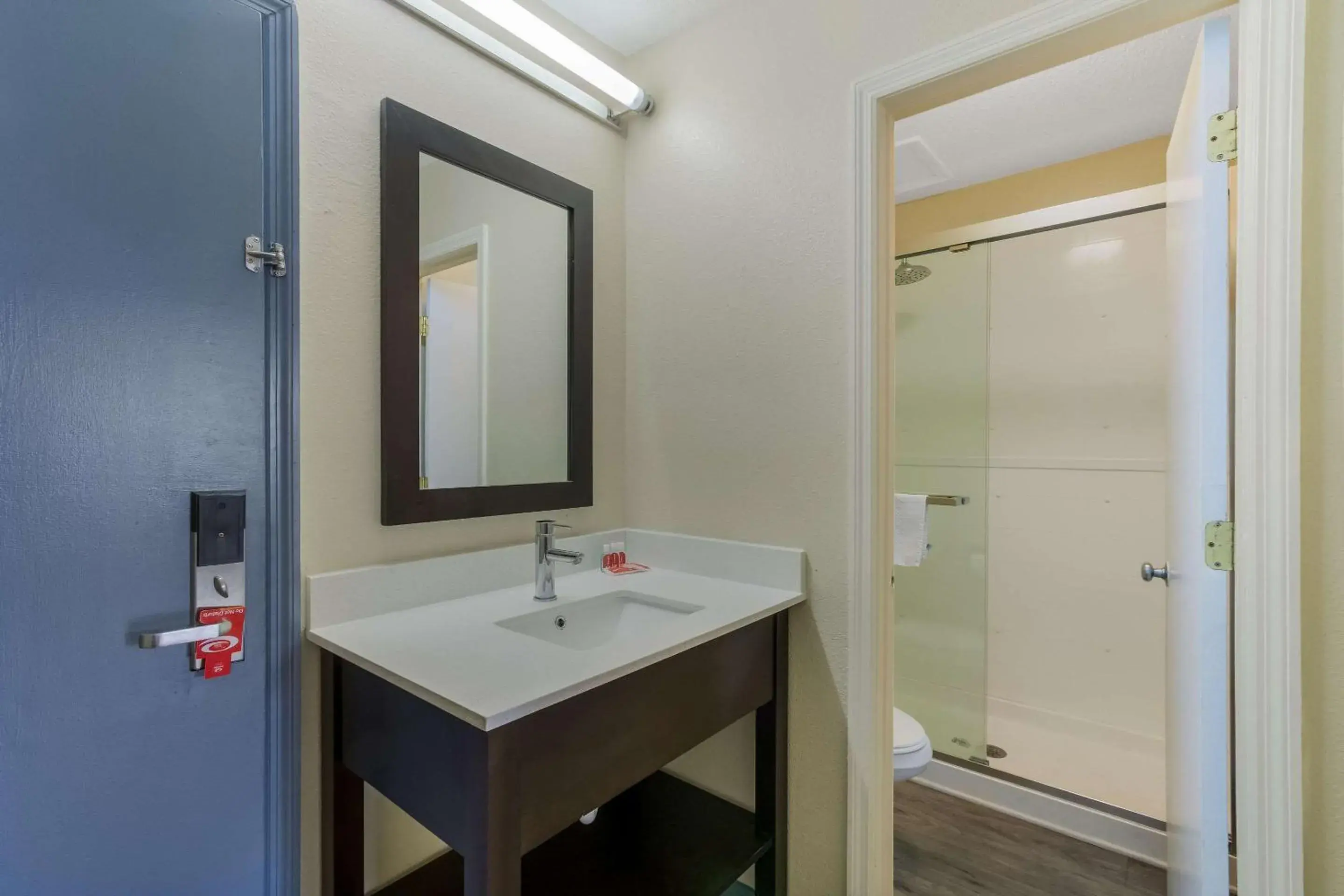 Bedroom, Bathroom in Econo Lodge Cherry Point