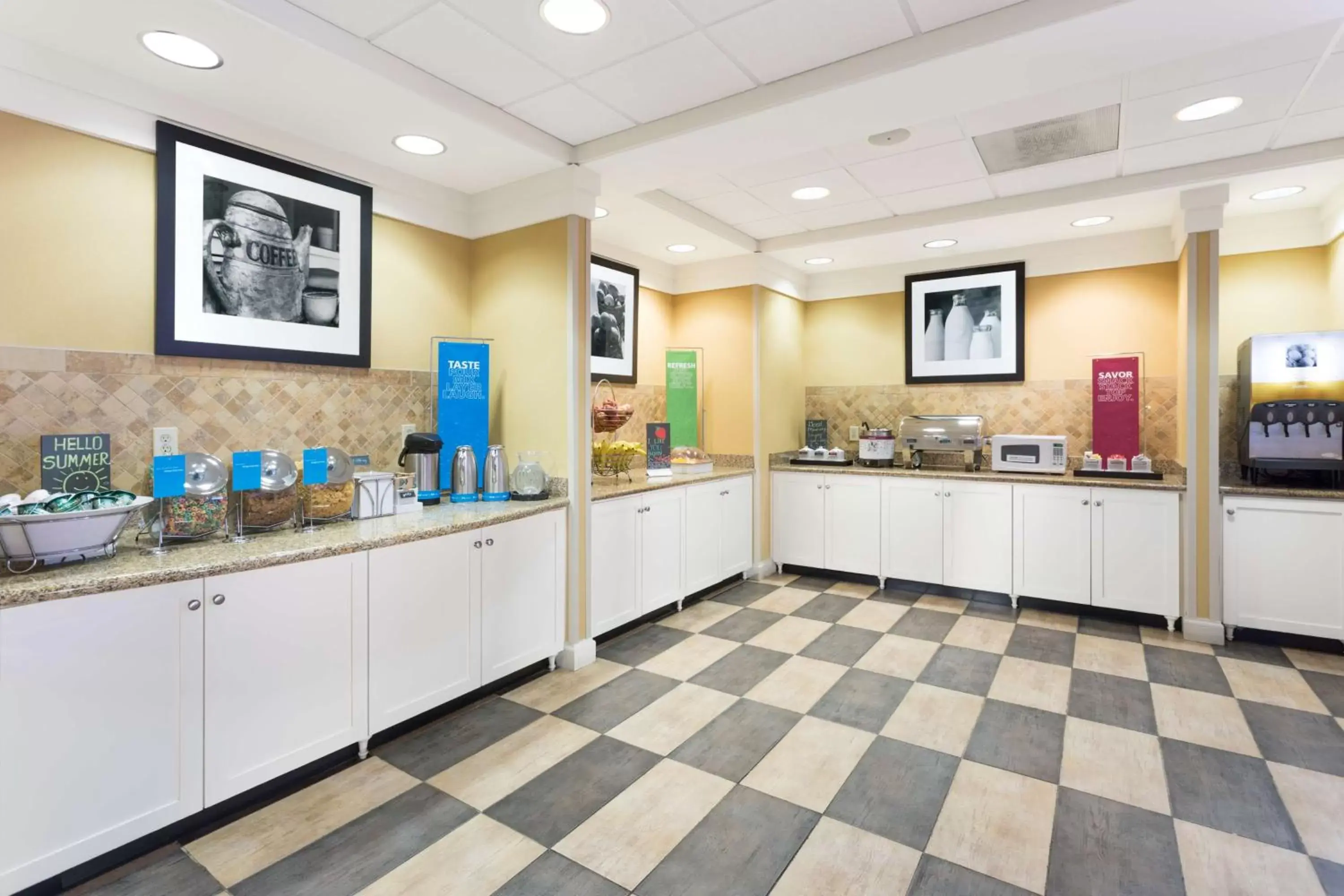 Dining area, Kitchen/Kitchenette in Hampton Inn Moss Point