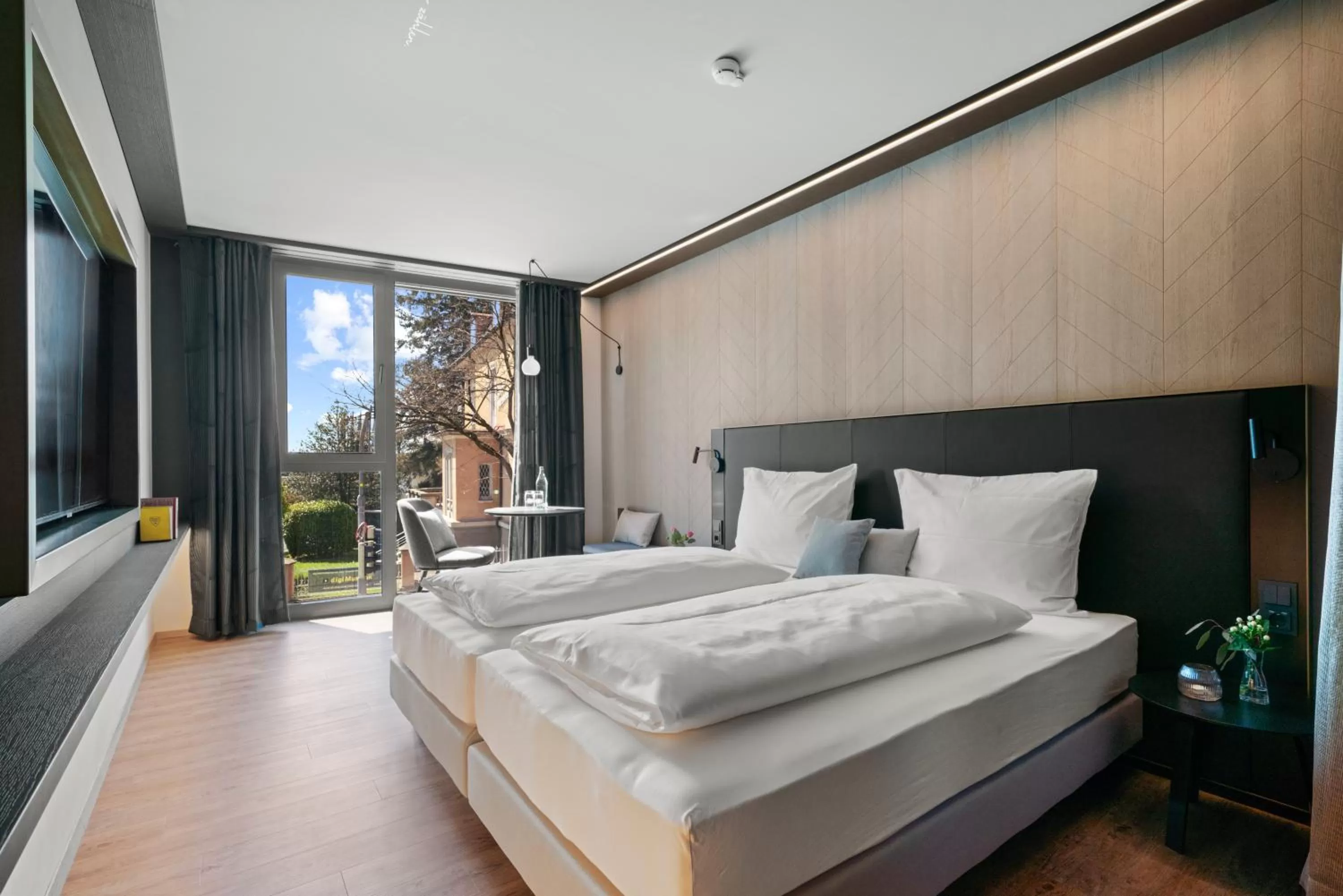 Photo of the whole room, Bed in Lukullum