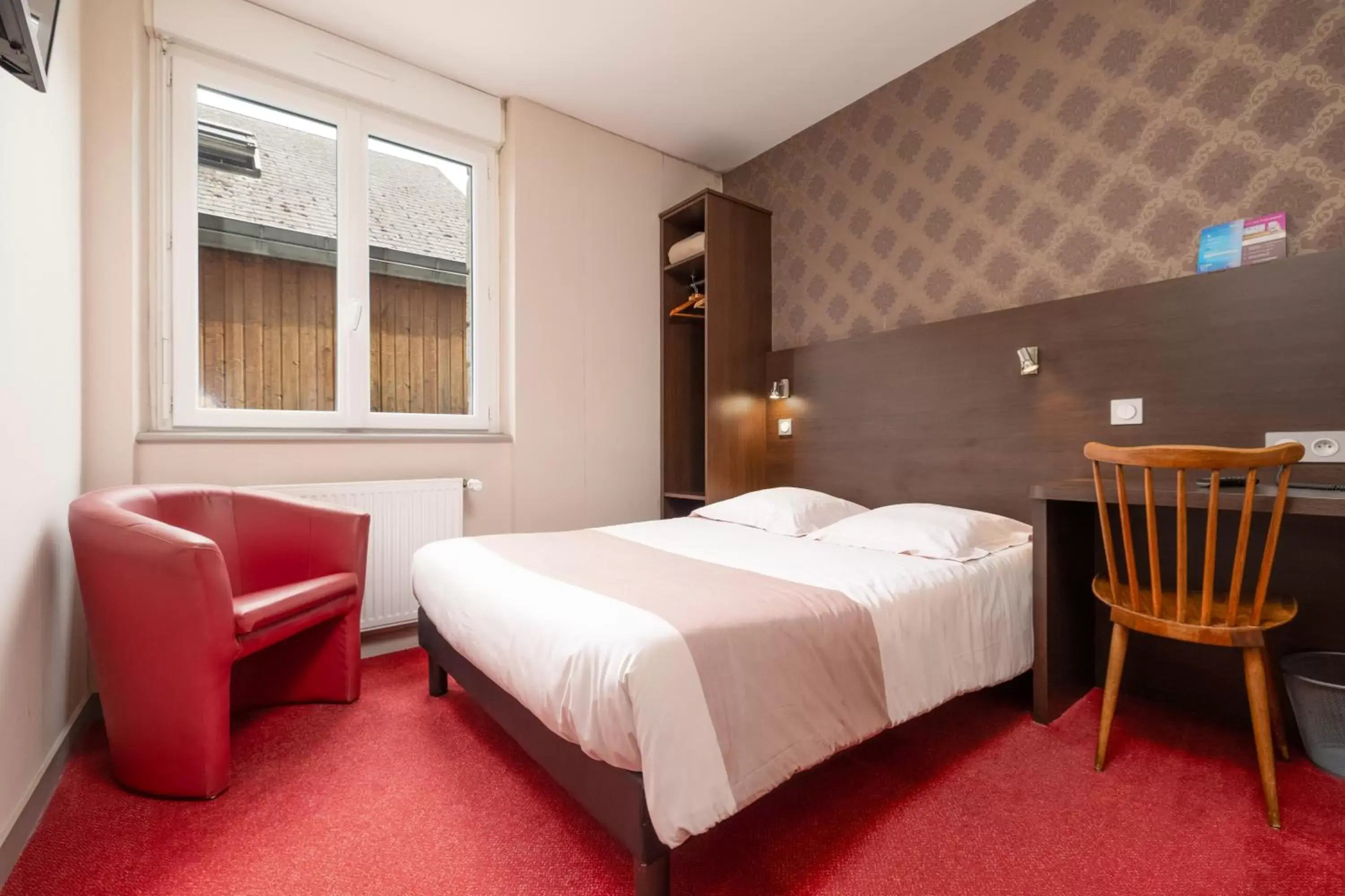 Bedroom, Bed in Hotel De L'Agriculture - 2 étoiles