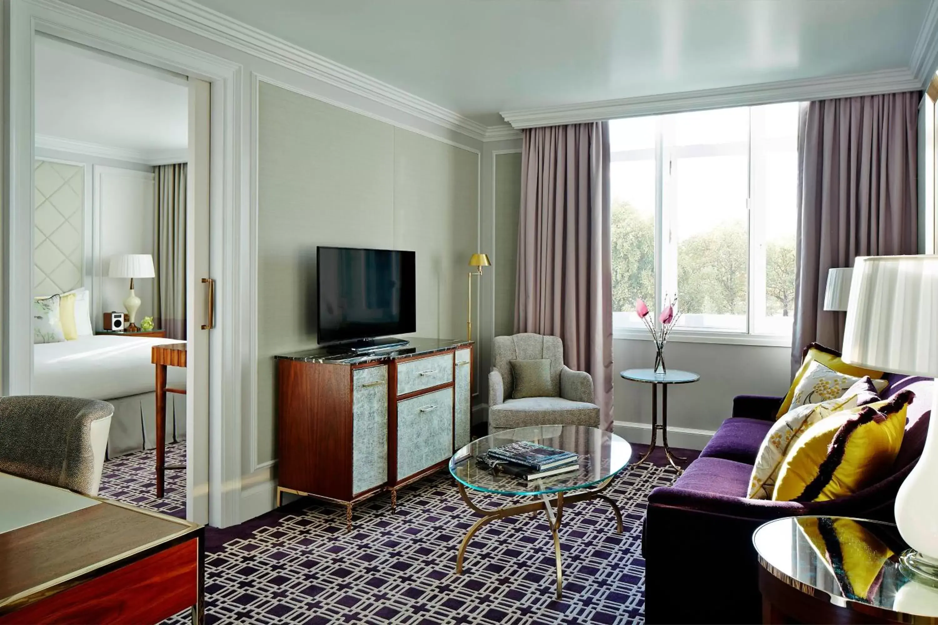 Photo of the whole room, TV/Entertainment Center in London Marriott Hotel Park Lane