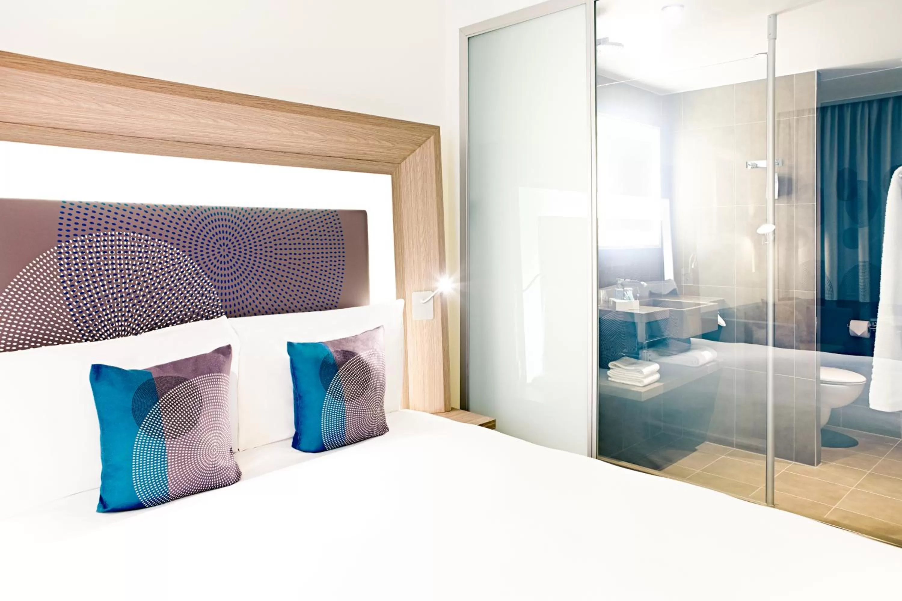 Bed in Novotel London Brentford