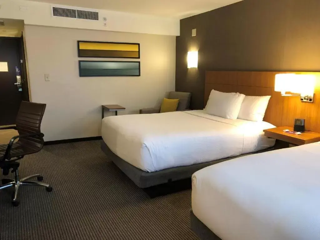 Bed in Hyatt Place Chicago O'Hare Airport