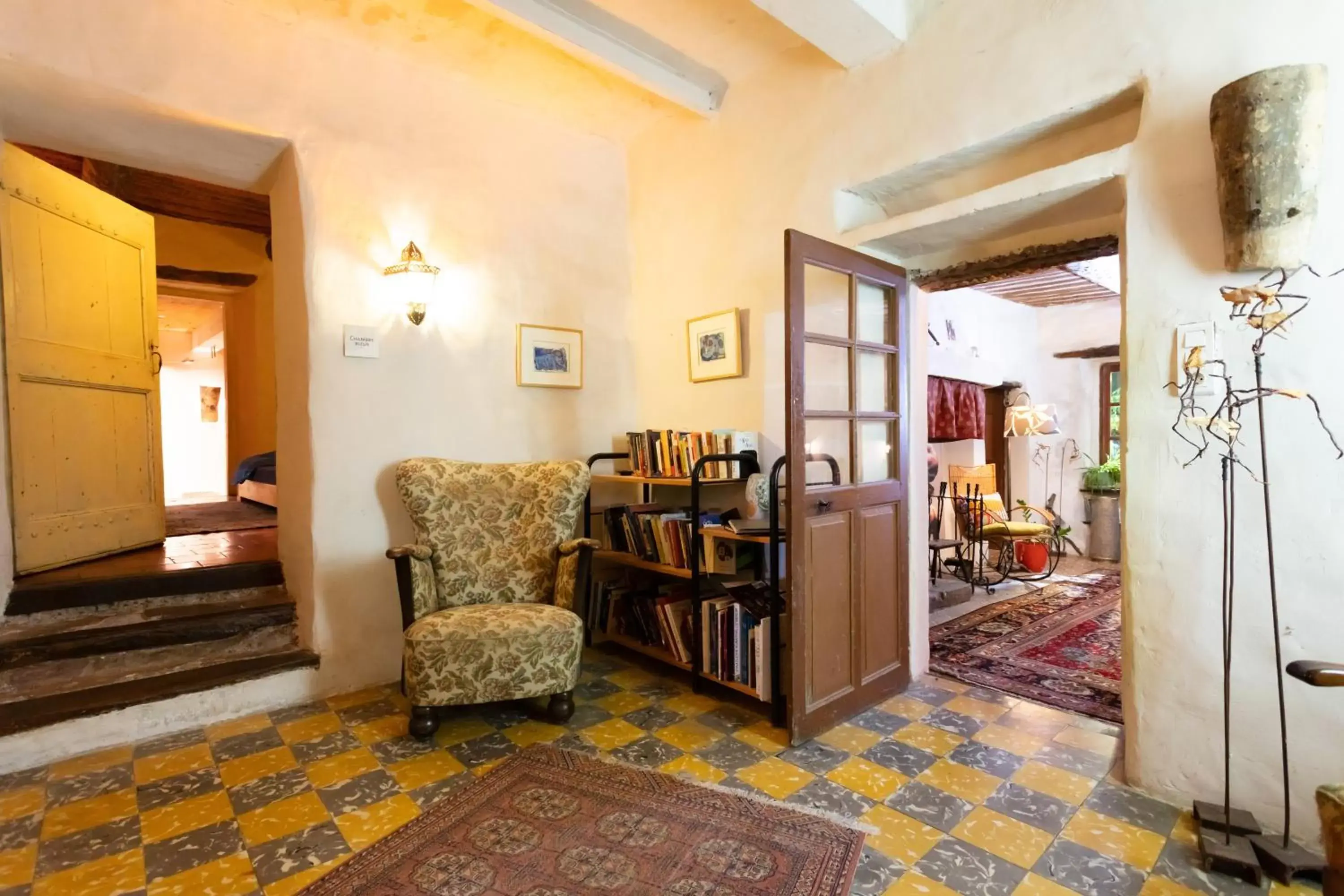 Library, Seating Area in La Vieille Maison - Halte Gourmande