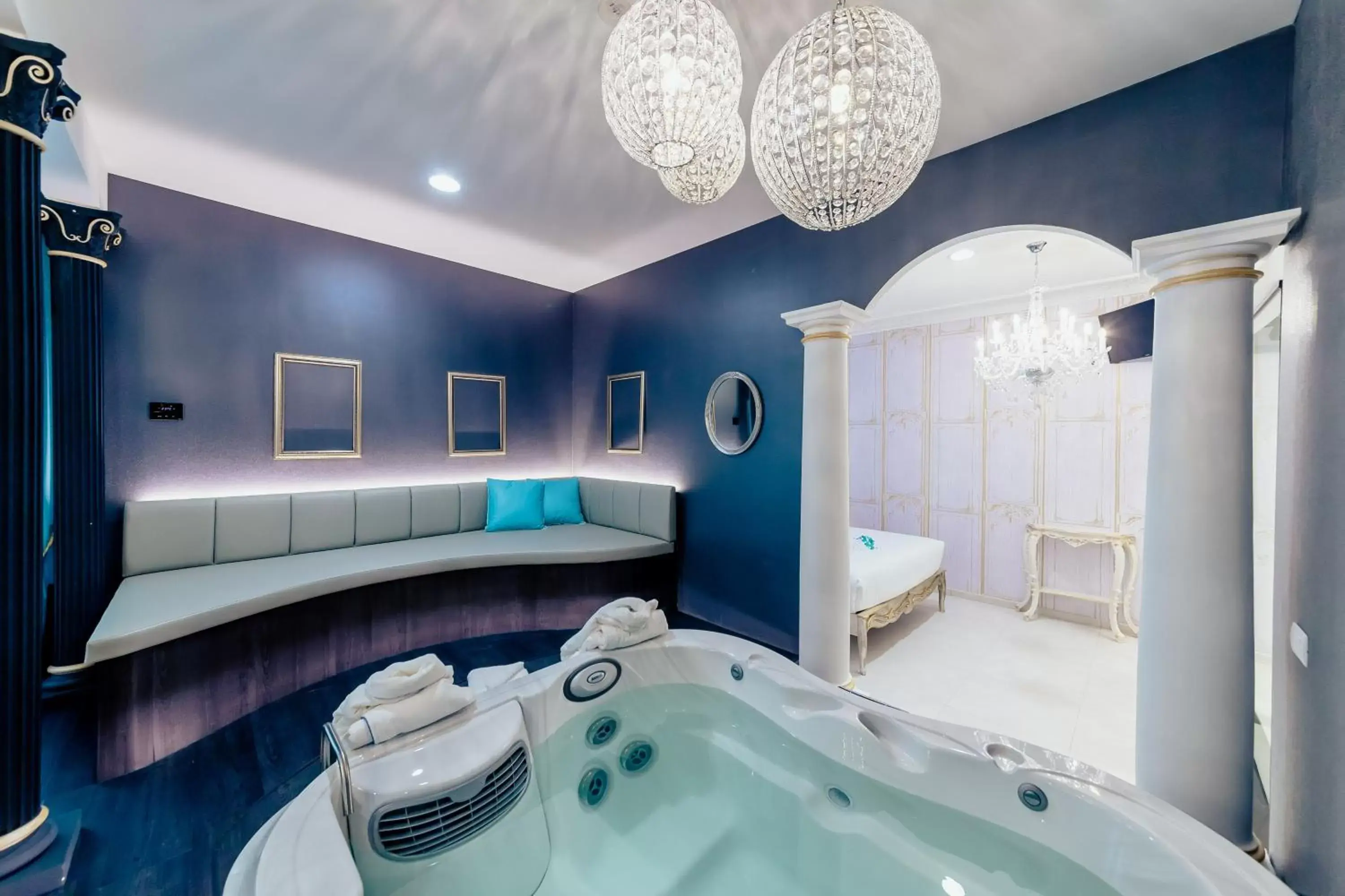 Hot Tub, Bed in Diamante MHotel Hot Tub, Bed in Diamante MHotel