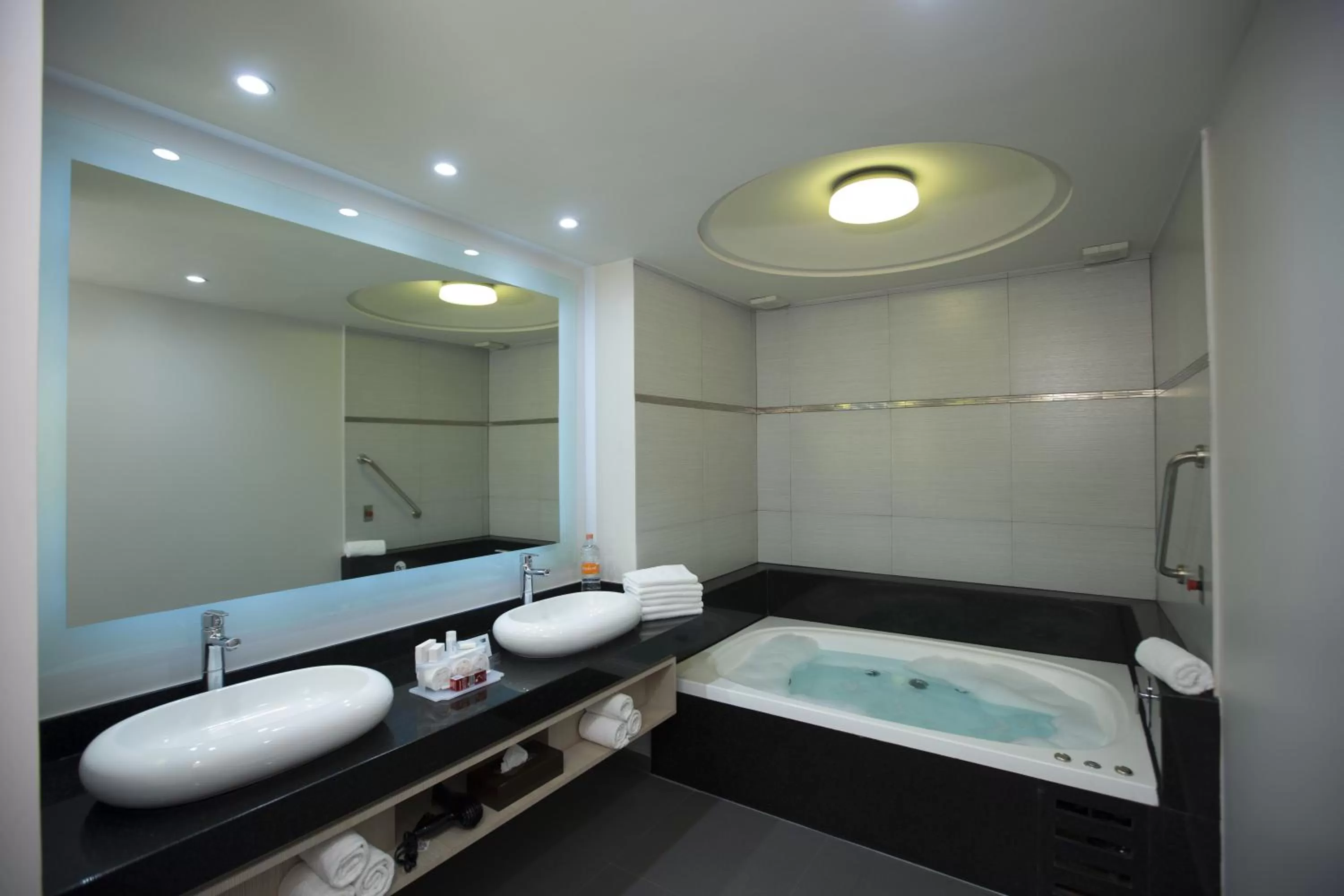 Photo of the whole room in Holiday Inn Express Mexico- Toreo by IHG