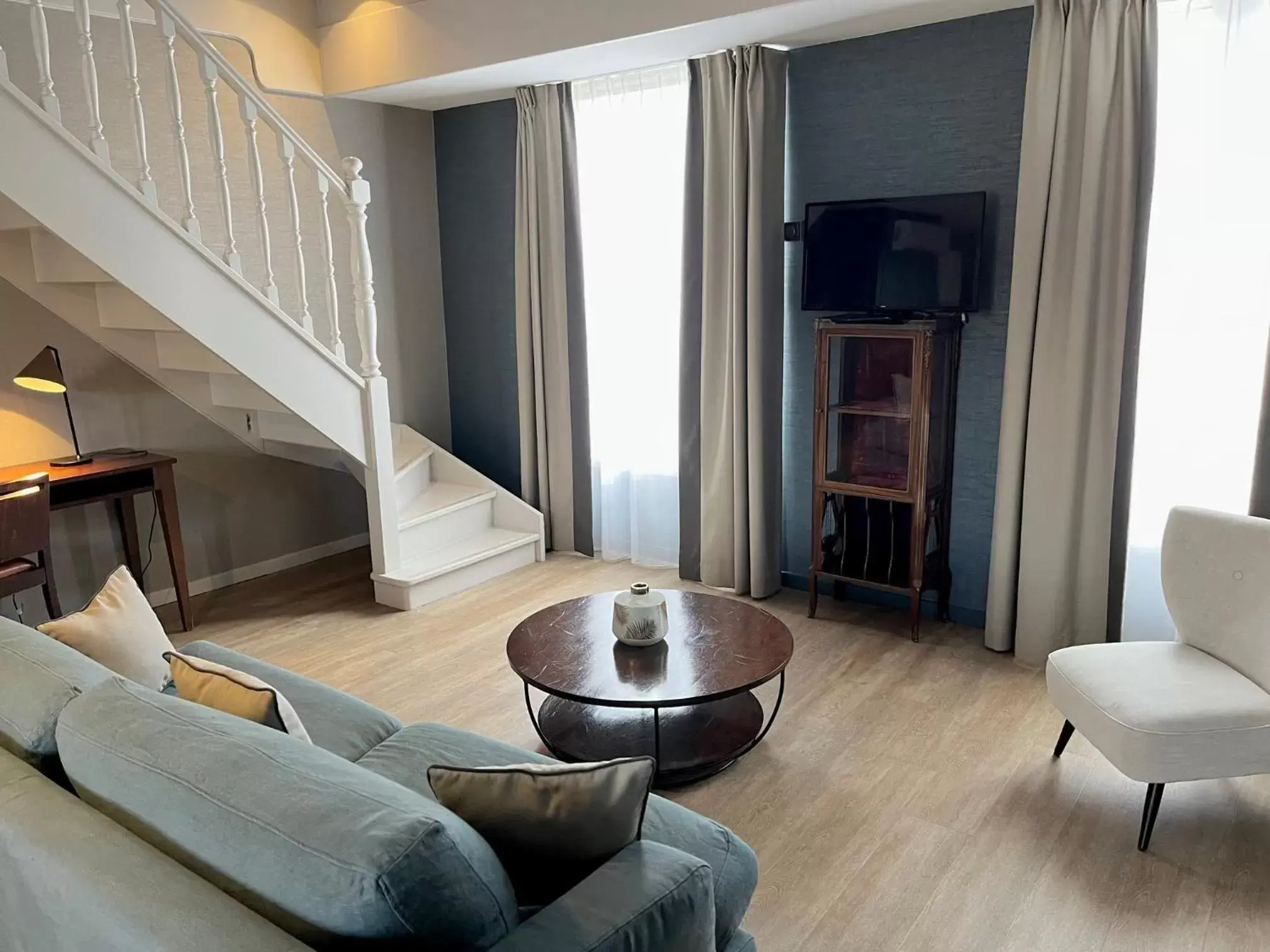 Living room, Seating Area in Hotel Le Cardinal Rueil Centre